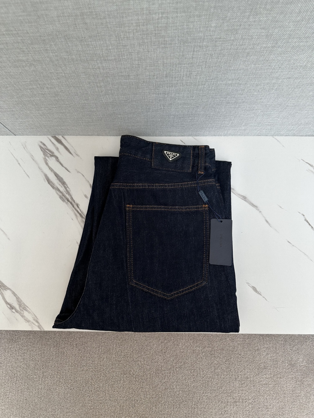 NO:599561,PRADA's official website counters are available at the same time, the original order is very good, a super stylish straight-leg jeans, customized original washed denim fabric, unique design, top-notch printing technology letter pattern logo, original hardware accessories decoration, an extremely outstanding pair of jeans, the materials and craftsmanship are extremely luxurious and exquisite, extremely high-grade, handsome and stylish upper body, recommended code number 29-36, prada, jeans, alexander wang19860909PRADA 官网专柜同步有售,原单狠货,超级有范儿的一款直筒牛仔裤,定制原版水洗牛仔面料,独特设计,顶级印花工艺字母图案logo,原版五金辅料装饰,极为翘楚的一款牛仔裤,用料与工艺都极致奢华精湛,档次极高,上身帅气有型,推荐 码数29—36,,prada,jeans,alexander wang,Men's clothing