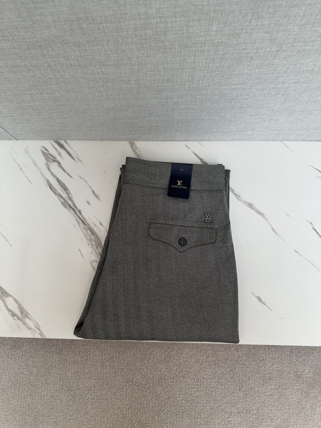 NO:599558,LV exclusively offers new casual pants, high-end version!  Custom-made fabrics at the counter are highly breathable and comfortable, with impeccable details and brand element design concepts, reflecting high quality. It feels delicate and soft!  It presents a casual cut and the upper body shape is awesome!  Code number 29-36,,louis vuitton,alexander wang19860909LV 独家专供新款休闲裤 高端版本！专柜定制面料 透气舒适度高,细节无可挑剔,品牌元素设计理念,体现高品质.手感细腻柔软！呈现休闲裁剪,上身版型超赞！码数29—36,,louis vuitton,alexander wang,Men's clothing