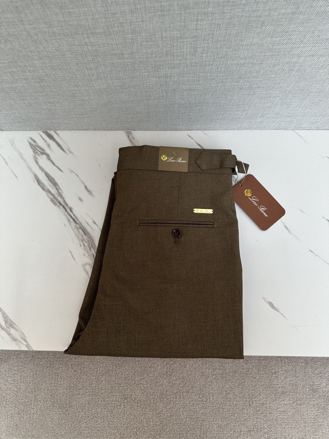 NO:599555,LP exclusively offers new casual pants, high-end version!  Custom-made fabrics at the counter are highly breathable and comfortable, with impeccable details and brand element design concepts, reflecting high quality. It feels delicate and soft!  It presents a casual cut and the upper body shape is awesome!  Code number 29-36,,loro piana,alexander wang19860909LP 独家专供新款休闲裤 高端版本！专柜定制面料 透气舒适度高,细节无可挑剔,品牌元素设计理念,体现高品质.手感细腻柔软！呈现休闲裁剪,上身版型超赞！码数29—36,,loro piana,alexander wang,Men's clothing