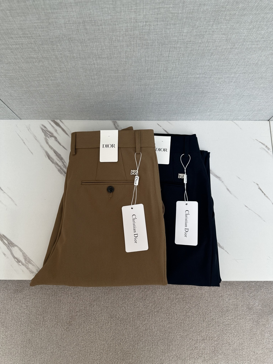 NO:599552,DIOR exclusively offers high-end version of new casual pants!  Custom-made fabrics at the counter are highly breathable and comfortable, with impeccable details and brand element design concepts, reflecting high quality. It feels delicate and soft!  It presents a casual cut and the upper body shape is awesome!  Code number 29-36,,dior,alexander wang19860909DIOR 独家专供新款休闲裤 高端版本！专柜定制面料 透气舒适度高,细节无可挑剔,品牌元素设计理念,体现高品质.手感细腻柔软！呈现休闲裁剪,上身版型超赞！码数29—36,,dior,alexander wang,Men's clothing