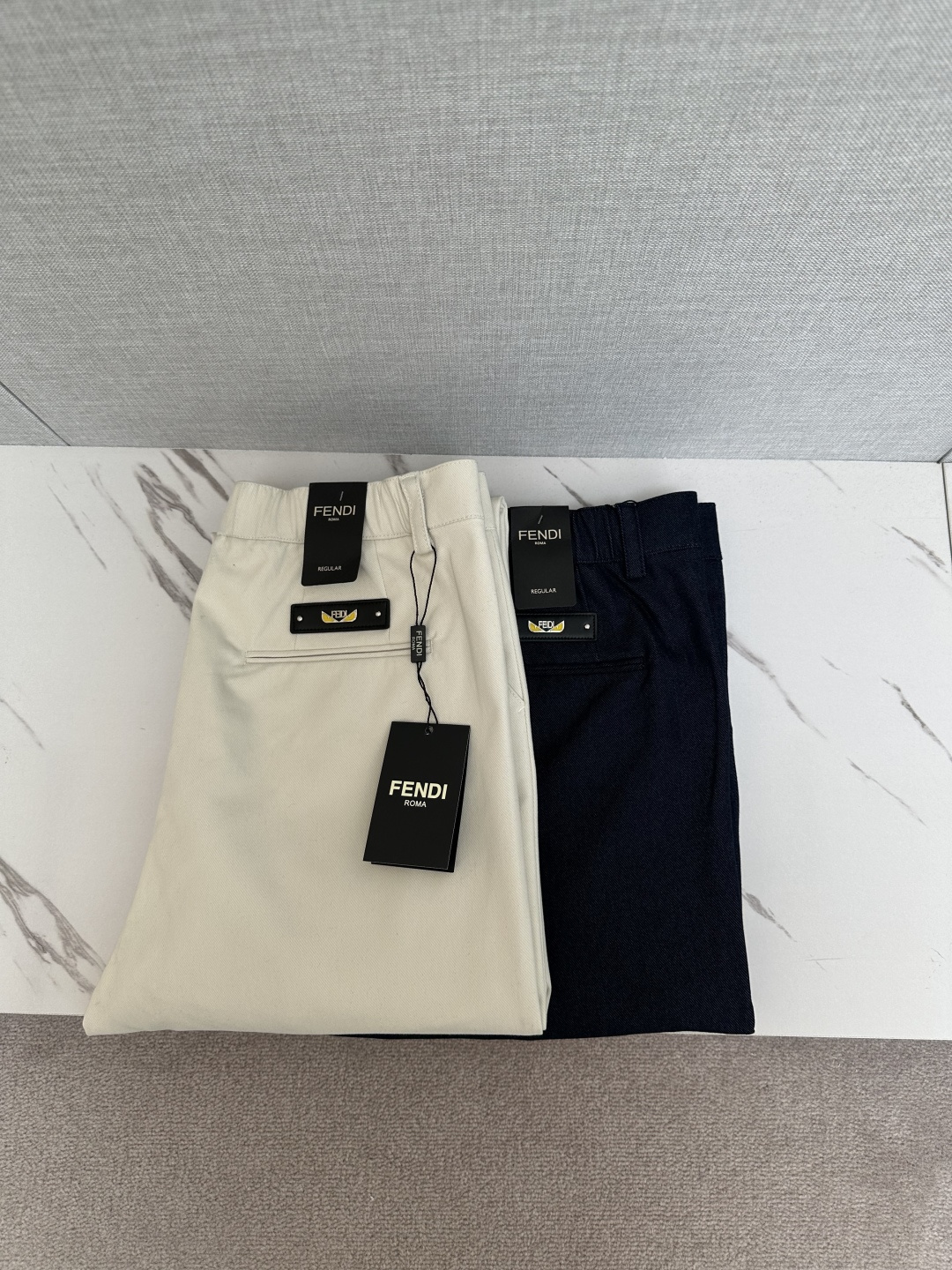 NO:599549,FD exclusively offers new casual pants, high-end version!  Custom-made fabrics at the counter are highly breathable and comfortable, with impeccable details and brand element design concepts, reflecting high quality. It feels delicate and soft!  It presents a casual cut and the upper body shape is awesome!  Code number 29-36,,alexander wang19860909FD 独家专供新款休闲裤 高端版本！专柜定制面料 透气舒适度高,细节无可挑剔,品牌元素设计理念,体现高品质.手感细腻柔软！呈现休闲裁剪,上身版型超赞！码数29—36,,alexander wang,Men's clothing