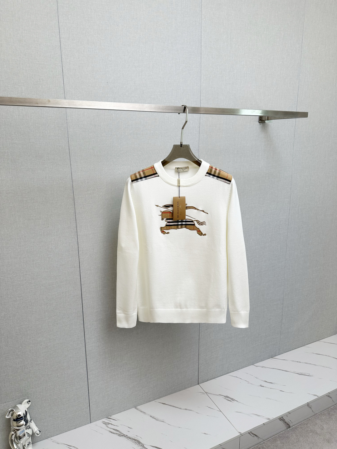 NO:599542,BURB 2025 new popular SS autumn and winter new sweater. Classic, simple and elegant brand pattern design knitted sweater, made of imported New Zealand sheep wool. Soft, delicate and very comfortable. The design is very simple, dear friends, hurry up and get it!  Size M—3XL,,burberry,sweaters,alexander wang19860909BURB 2025 新款爆款ss秋冬新品毛衣 经典简约大气品牌图案设计针织毛衣,采用进口新西兰绵羊毛.柔软细腻 非常舒服 .设计非常的简洁,亲们赶紧入手！尺码M—3XL,,burberry,sweaters,alexander wang,Men's clothing