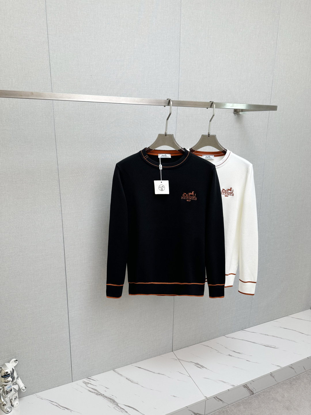 NO:599567,H Home 2025 new popular ss autumn and winter new sweater, classic simple and elegant brand pattern design knitted sweater, made of imported New Zealand sheep wool. Soft, delicate and very comfortable. The design is very simple, dear friends, hurry up and get it!  Size M—3XL,,sweaters,alexander wang19860909H家 2025 新款爆款ss秋冬新品毛衣 经典简约大气品牌图案设计针织毛衣,采用进口新西兰绵羊毛.柔软细腻 非常舒服 .设计非常的简洁,亲们赶紧入手！尺码M—3XL,,sweaters,alexander wang,Men's clothing