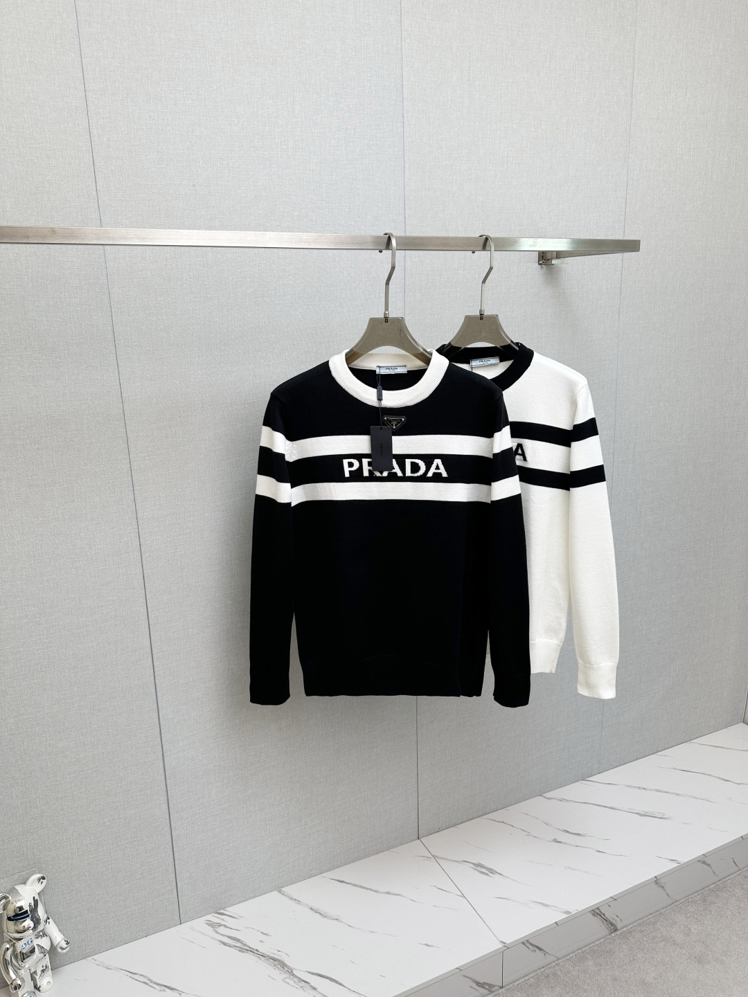 NO:599564,PRADA 2025 new popular ss autumn and winter new sweater. Classic, simple and elegant brand pattern design knitted sweater, made of imported New Zealand sheep wool. Soft, delicate and very comfortable. The design is very simple, dear friends, hurry up and get it!  Size M—3XL,,prada,sweaters,alexander wang19860909PRADA 2025 新款爆款ss秋冬新品毛衣 经典简约大气品牌图案设计针织毛衣,采用进口新西兰绵羊毛.柔软细腻 非常舒服 .设计非常的简洁,亲们赶紧入手！尺码M—3XL,,prada,sweaters,alexander wang,Men's clothing