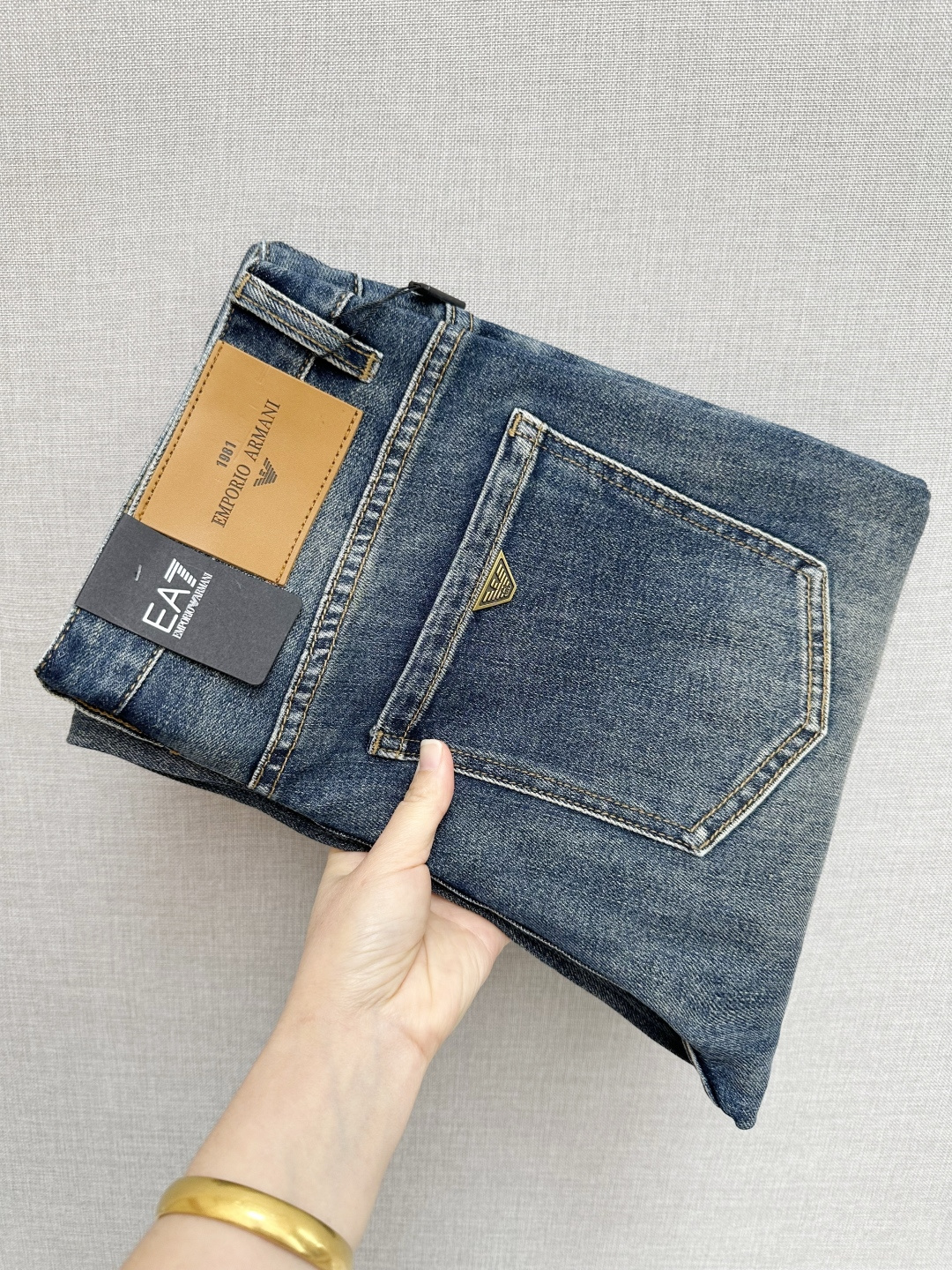 NO:648018,Armani original washed casual jeans, imported original washed stretch fabric, comfortable and elastic, unique design, super correct fit, comfortable and breathable, extremely high grade, counter quality, handsome upper body, size 29-38,,armani,jeans,alexander wang19860909阿玛尼 原厂水洗休闲牛仔裤,进口原版水洗弹力面料,舒适有弹性,独特设计,版型超正,舒适透气,档次极高,专柜品质,上身帅气十足,码数29-38,,armani,jeans,alexander wang,Men's clothing