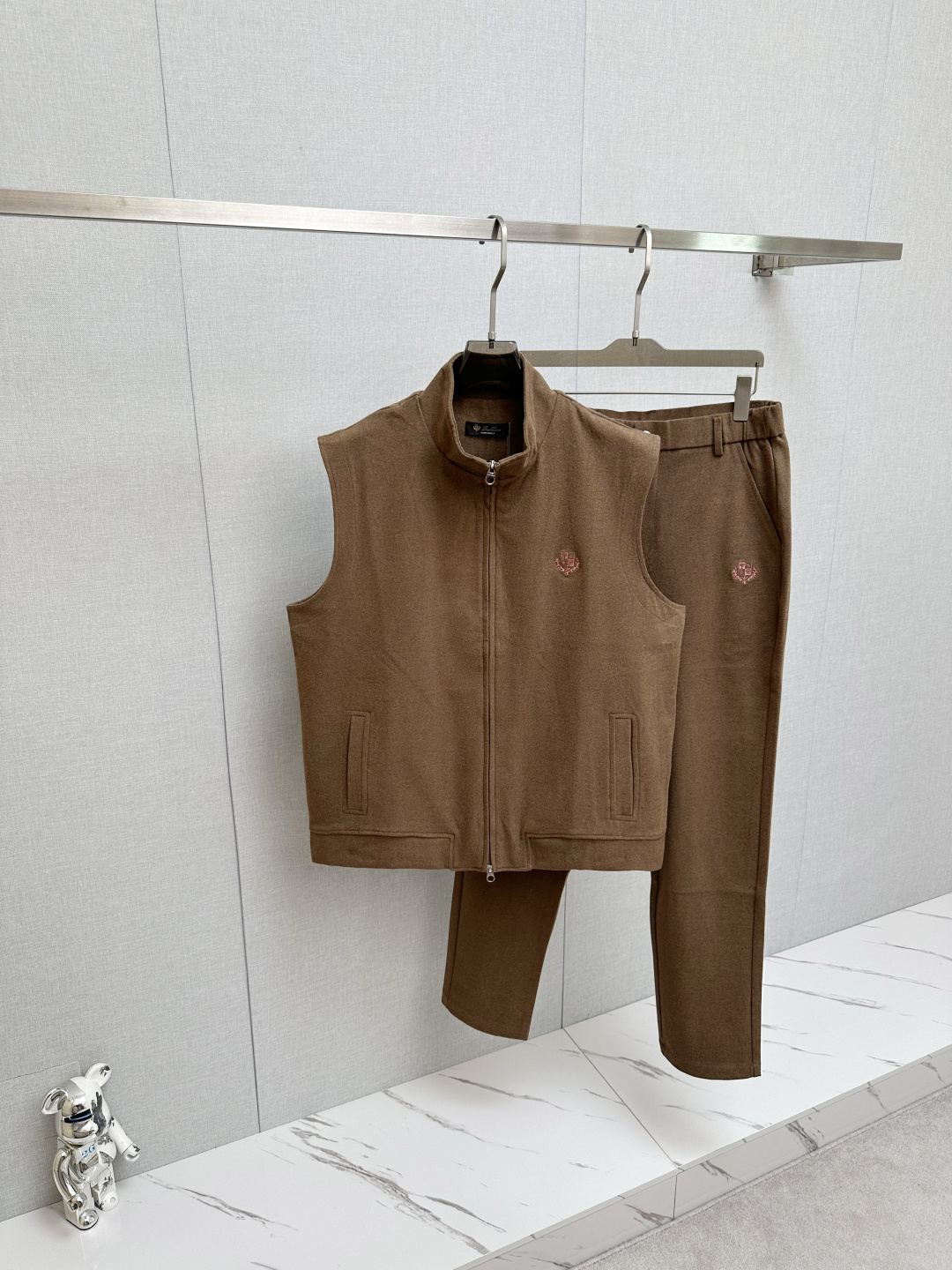 NO:647991,Suit LP is a new autumn casual suit with exquisite and high-end details and full sense of luxury. Customized high-end fabrics, the upper body is crisp and stylish, comfortable and not tight. The clean and neat tailoring is full of urban style, which makes you feel good when you put it on. It is the first choice for high-end fashion people, and the upper body effect is super good-looking!  Size:M-4XL,,loro piana,alexander wang19860909套装LP 秋季新款休闲套装,细节精致高级,高级感满满.定制高端面料,上身挺括有型,舒适不紧绷.干净利落的剪裁都市风十足,穿上心情就好,高端潮流时尚人士首选,上身效果超级好看！码数:M-4XL,,loro piana,alexander wang,Men's clothing