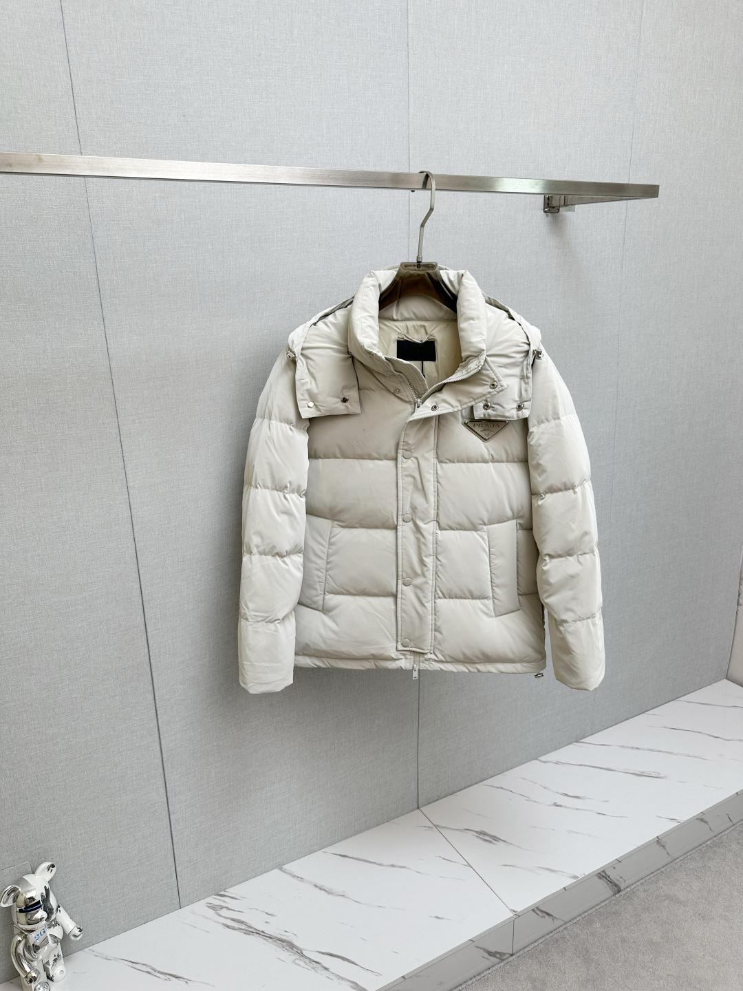 NO:647976,PRADA 1945ss winter exclusive new product PRADA down jacket  Trading company channels are rare, and they are sold simultaneously on the official website. The interior is filled with national standard 90 goose down. It is of the highest quality on the market. It has a classic triangle logo. The diagonal zipper design on the chest can be opened and stored. The upper body is light and warm, giving you a unique fashionable temperament while being comfortable. The lining of imported fabrics is of the highest standard. The accessories and hardware are all custom-made from the original factory. The high-quality products that the male idol is most looking forward to are coming in a big way, allowing you to feel what true luxury has connotation!  Size M-XXXL (please state your height and weight when placing an order), prada, prada, down jacket, alexander wang19860909PRADA 1945ss冬季独家新品普拉达PRADA羽绒服 贸易公司渠道稀出,同步官网发售,内里填充国标90鹅绒羽绒朵,市面最高品质,经典三角标,胸前斜拉链设计打开可收纳,上身轻盈保暖,在舒适的同时穿出独一无二的时尚气质,进口面料里布最高标准,辅料五金全部原厂定做,男神最为期待的精品狠货重磅来袭,让你感受到什么叫真正的高奢有内涵! 尺码M-XXXL（下单请报身高体重）,,prada,prada,down jacket,alexander wang,Men's clothing