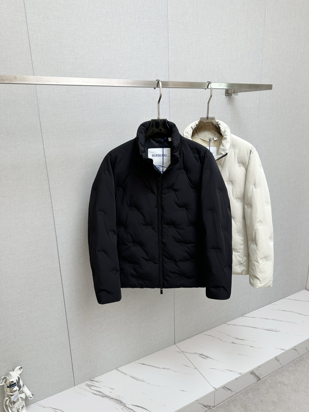 NO:684052,BURB 1945ss winter exclusive new product PRADA down jacket  Trading company channels are rare, and they are sold simultaneously on the official website. The interior is filled with national standard 90 goose down. It is of the highest quality on the market. It has a classic triangle logo. The diagonal zipper design on the chest can be opened and stored. The upper body is light and warm, giving you a unique fashionable temperament while being comfortable. The lining of imported fabrics is of the highest standard. The accessories and hardware are all custom-made from the original factory. The high-quality products that the male idol is most looking forward to are coming in a big way, allowing you to feel what true luxury has connotation!  Size M-XXXL (please state your height and weight when placing an order),, burberry, prada, prada, down jacket,19860909BURB 1945ss冬季独家新品普拉达PRADA羽绒服 贸易公司渠道稀出,同步官网发售,内里填充国标90鹅绒羽绒朵,市面最高品质,经典三角标,胸前斜拉链设计打开可收纳,上身轻盈保暖,在舒适的同时穿出独一无二的时尚气质,进口面料里布最高标准,辅料五金全部原厂定做,男神最为期待的精品狠货重磅来袭,让你感受到什么叫真正的高奢有内涵! 尺码M-XXXL（下单请报身高体重）,,burberry,prada,prada,down jacket,,Men's clothing