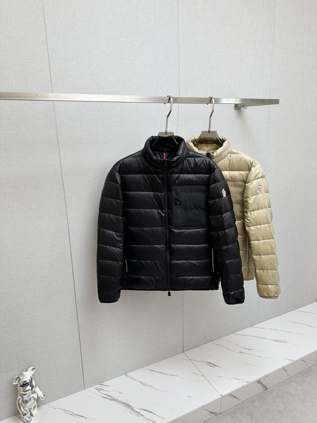 NO:684048,MO Mengkou 1945ss winter exclusive new product PRADA down jacket  Trading company channels are rare, and they are sold simultaneously on the official website. The interior is filled with national standard 90 goose down. It is of the highest quality on the market. It has a classic triangle logo. The diagonal zipper design on the chest can be opened and stored. The upper body is light and warm, giving you a unique fashionable temperament while being comfortable. The lining of imported fabrics is of the highest standard. The accessories and hardware are all custom-made from the original factory. The high-quality products that the male idol is most looking forward to are coming in a big way, allowing you to feel what true luxury has connotation!  Size M-XXXL (please state your h19860909MO蒙口 1945ss冬季独家新品普拉达PRADA羽绒服 贸易公司渠道稀出,同步官网发售,内里填充国标90鹅绒羽绒朵,市面最高品质,经典三角标,胸前斜拉链设计打开可收纳,上身轻盈保暖,在舒适的同时穿出独一无二的时尚气质,进口面料里布最高标准,辅料五金全部原厂定做,男神最为期待的精品狠货重磅来袭,让你感受到什么叫真正的高奢有内涵! 尺码M-XXXL（下单请报身高体重）,,prada,prada,Moncler,down jacket,,Men's clothing