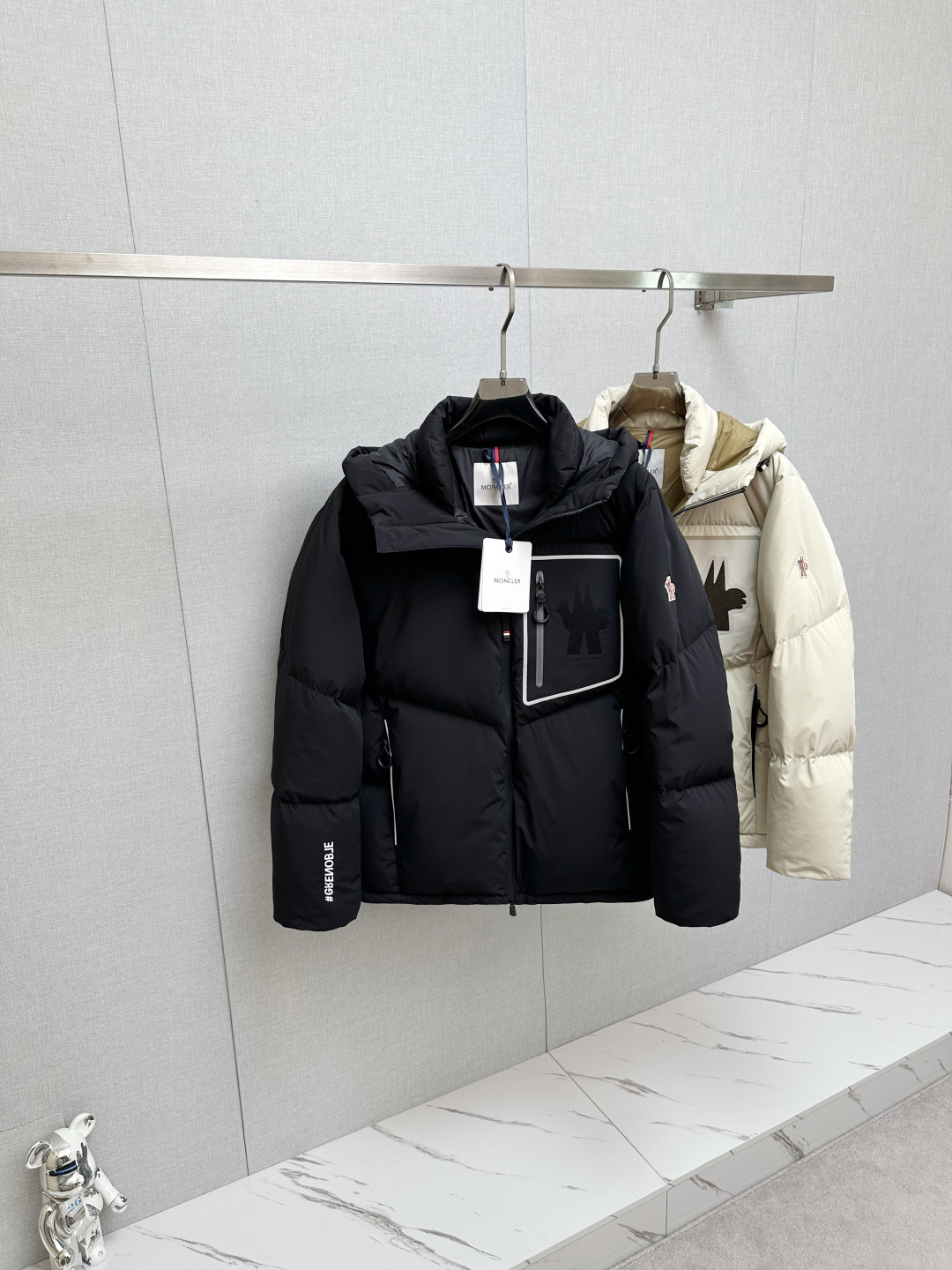 NO:647986,MO Mengkou 1945ss winter exclusive new product PRADA down jacket  Trading company channels are rare, and they are sold simultaneously on the official website. The interior is filled with national standard 90 goose down. It is of the highest quality on the market. It has a classic triangle logo. The diagonal zipper design on the chest can be opened and stored. The upper body is light and warm, giving you a unique fashionable temperament while being comfortable. The lining of imported fabrics is of the highest standard. The accessories and hardware are all custom-made from the original factory. The high-quality products that the male idol is most looking forward to are coming in a big way, allowing you to feel what true luxury has connotation!  Size M-XXXL (please state your height and weight when placing an order), prada, prada, Moncler, down jacket, alexander wang19860909MO蒙口 1945ss冬季独家新品普拉达PRADA羽绒服 贸易公司渠道稀出,同步官网发售,内里填充国标90鹅绒羽绒朵,市面最高品质,经典三角标,胸前斜拉链设计打开可收纳,上身轻盈保暖,在舒适的同时穿出独一无二的时尚气质,进口面料里布最高标准,辅料五金全部原厂定做,男神最为期待的精品狠货重磅来袭,让你感受到什么叫真正的高奢有内涵! 尺码M-XXXL（下单请报身高体重）,,prada,prada,Moncler,down jacket,alexander wang,Men's clothing