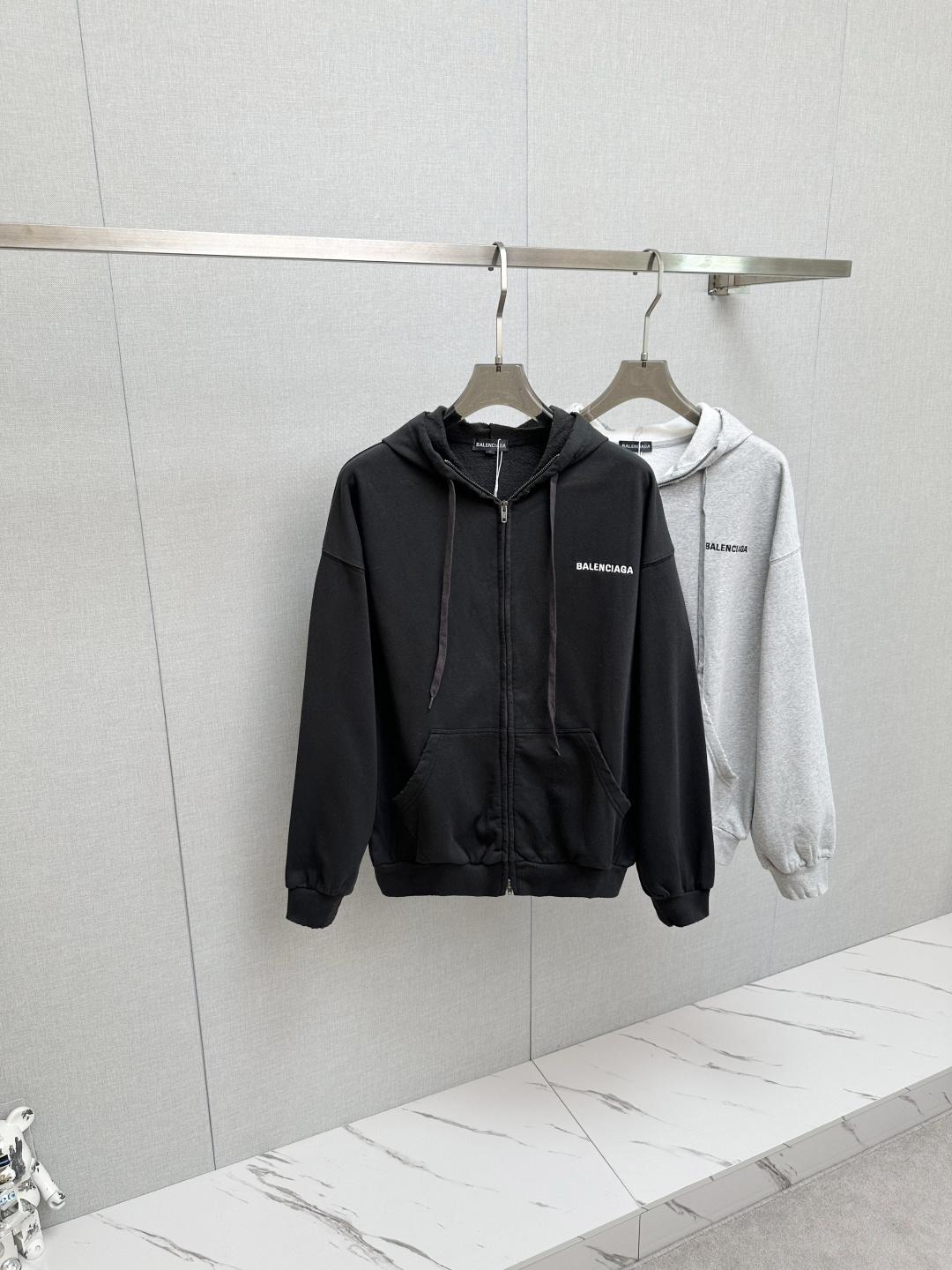 NO:608462,BAL 2025 new jackets are rarely available through trading company channels, and are sold on the official website first!  The classic casual shirt has a unique design, simple and clean, classic and fashionable version. It is a versatile style that can be switched at will. The fabric feels soft and delicate, highly moisture-absorbent and breathable. It is close to the skin and comfortable to wear. It can be worn alone as an inner layer or as a jacket. Its versatile performance is beyond your imagination!  The upper body of the ready-to-wear is simple and fashionable yet elegant!  Size M-2XL,,jackets & coats,shirts,alexander wang19860909BAL 2025新款外套 贸易公司渠道稀出,领先官网发售！经典休闲衬衫搭配独特的设计,简洁干净、经典时髦的版型设计,属于可随意切换风格的百搭款式,面料手感软糯细腻,极具吸湿透气性,贴身着穿亲肤舒适,即可单穿内搭、也可用来作为外套着穿搭配,其百搭性能超乎你的想象！成衣上身简约时髦又不失优雅感！码数M-2XL,,jackets & coats,shirts,alexander wang,Men's clothing