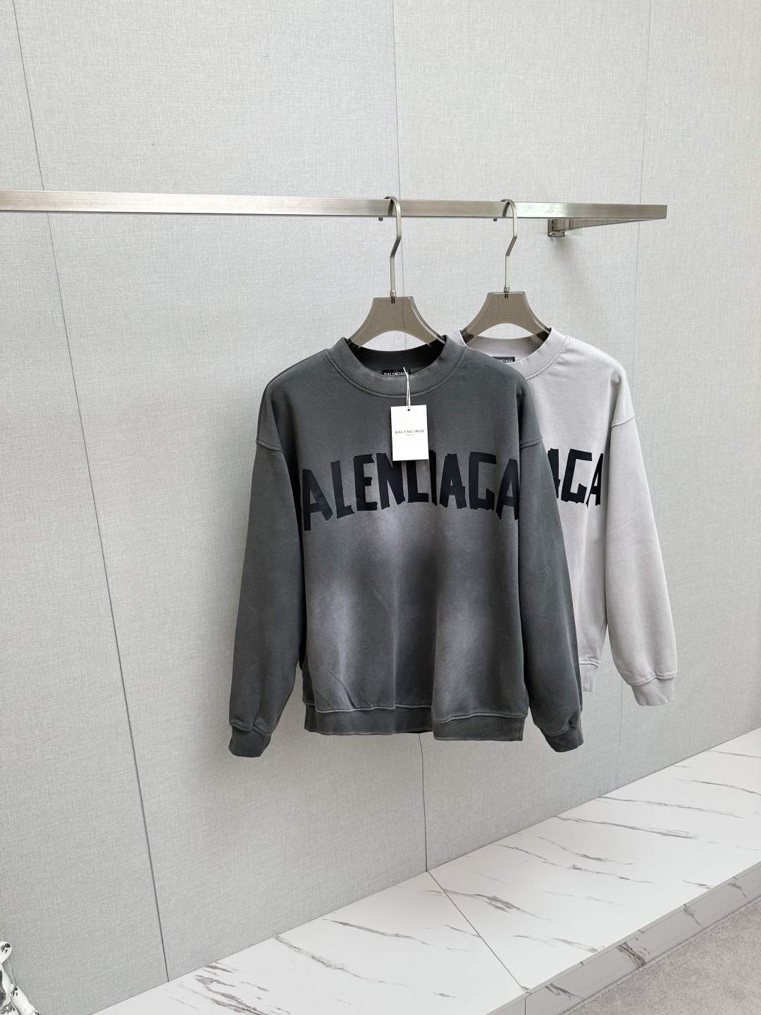 NO:608457,BAL 2025 new sweatshirt trading company channels are rare, leading official website sales!  The classic casual shirt has a unique design, simple and clean, classic and fashionable version. It is a versatile style that can be switched at will. The fabric feels soft and delicate, highly moisture-absorbent and breathable. It is close to the skin and comfortable to wear. It can be worn alone as an inner layer or as a jacket. Its versatile performance is beyond your imagination!  The upper body of the ready-to-wear is simple and fashionable yet elegant!  Size M-2XL,,hoodie,sweatshirts,jackets & coats,shirts,alexander wang19860909BAL 2025新款卫衣 贸易公司渠道稀出,领先官网发售！经典休闲衬衫搭配独特的设计,简洁干净、经典时髦的版型设计,属于可随意切换风格的百搭款式,面料手感软糯细腻,极具吸湿透气性,贴身着穿亲肤舒适,即可单穿内搭、也可用来作为外套着穿搭配,其百搭性能超乎你的想象！成衣上身简约时髦又不失优雅感！码数M-2XL,,hoodie,sweatshirts,jackets & coats,shirts,alexander wang,Men's clothing