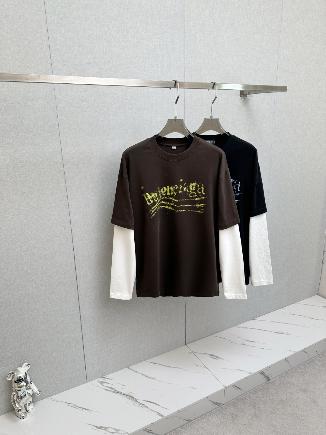 NO:608452,BAL 2025 new sweatshirt with spliced ​​sleeves, trading company channels are rare, leading official website for sale!  The classic casual shirt has a unique design, a simple and clean, classic and fashionable version. It is a versatile style that can be switched at will. The fabric feels soft and delicate, highly moisture-absorbent and breathable. It is close to the skin and comfortable to wear. It can be worn alone as an inner layer or as a jacket. Its versatile performance is beyond your imagination!  The upper body of the ready-to-wear is simple and fashionable yet elegant!  Size M-2XL,,hoodie,sweatshirts,jackets & coats,shirts,alexander wang19860909BAL 2025新款卫衣拼接袖 贸易公司渠道稀出,领先官网发售！经典休闲衬衫搭配独特的设计,简洁干净、经典时髦的版型设计,属于可随意切换风格的百搭款式,面料手感软糯细腻,极具吸湿透气性,贴身着穿亲肤舒适,即可单穿内搭、也可用来作为外套着穿搭配,其百搭性能超乎你的想象！成衣上身简约时髦又不失优雅感！码数M-2XL,,hoodie,sweatshirts,jackets & coats,shirts,alexander wang,Men's clothing