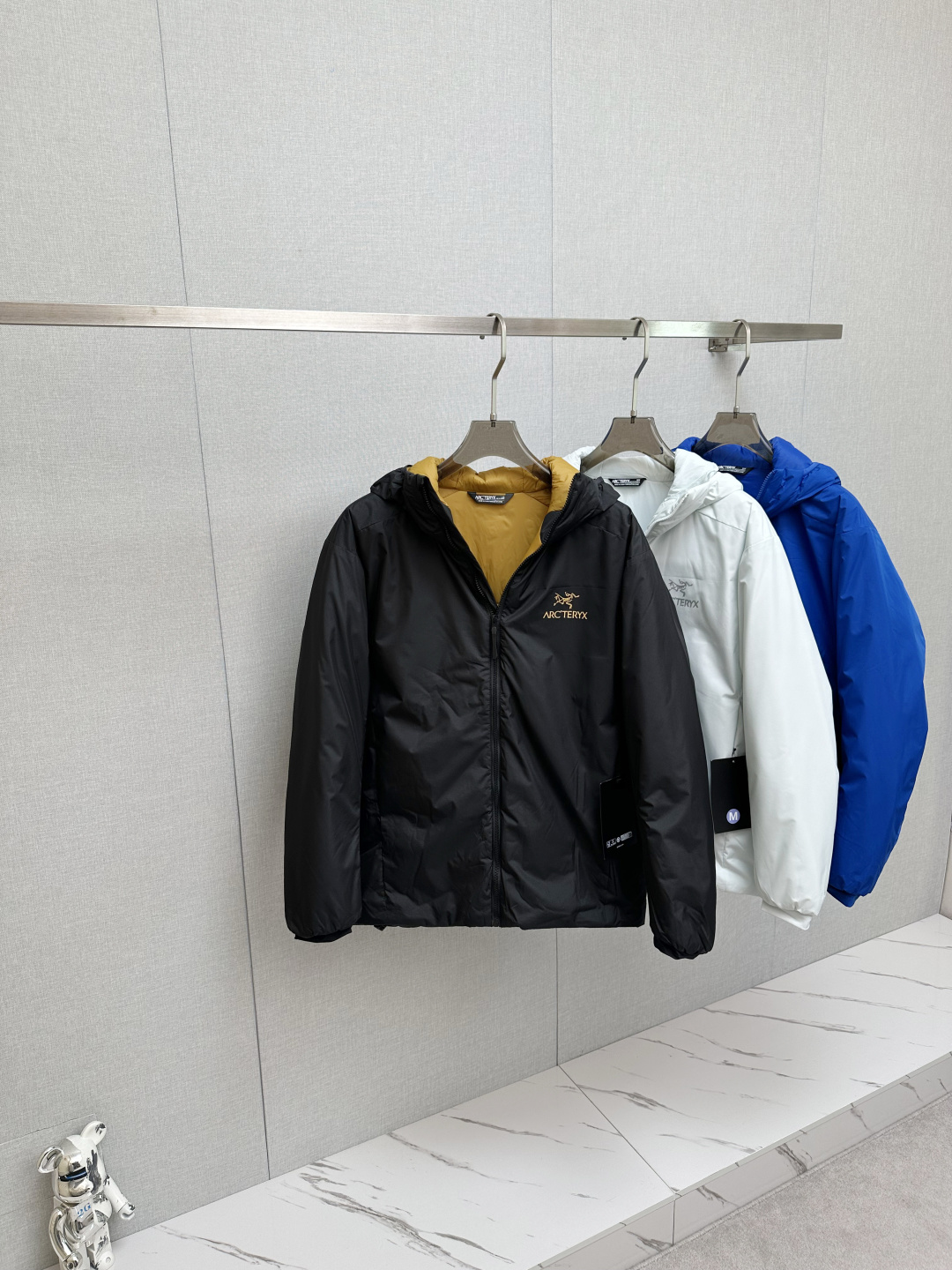 NO:608463,Arcteryx Atom Hoody hooded cotton jacket design concept:  Arcteryx, Chinese name Arc'teryx, is a Canadian outdoor clothing brand founded in Vancouver, Canada in 1989. Arc'teryx comes from the Canadian Coast Mountains and is a professional outdoor brand rooted in the mountains. It has always adhered to the principle of striving for exquisite design and craftsmanship. Since its establishment in 1989,  Arcteryx has always spared no expense in product design and workmanship to meet Arc'teryx standards. The concept of quality, design and simplicity has created its good performance and can meet the needs of use in harsh environments. It is popular with people for its excellent design and powerful functionality.  Fabric + Features: Original custom-made nylon anti-static fabric, Tyono 30 material with fine mesh texture, which is the symbol of Astro Boy, has windproof and waterproof effect. The inside is made of special polyester fiber fabric, which is warm, strong and wear-resistant and has good breathability. Slim tailoring design, suitable for a variety of wearing environments, suitable for both inner wear and light middle layer. Two invisible zipper pockets and inner zipper chest pocket, clean and easy to carry.  Multiple adjustable buckles on the hem and hood, windproof and warm, freely adjustable comfort. The precision logo embroidery on the chest is from Tajima machines imported from Japan. The zipper is made of YKK, which is consistent with the original version. It is filled with CoreloftTM Continuous65, a very versatile cotton jacket. It can be worn outdoors, leisurely, and commuting in various occasions (65g/m2). Thermal insulation material. Craftsmanship: This extremely hot cotton jacket brings you a slightly waterproof, excellent breathability, ATOM  It is filled with real CoreloftTM Continuous cotton to distinguish it from other versions on the market. This cotton jacket can be used for commuting in various occasions. The fine mesh pattern is the symbol of Astro Boy. It is windproof, waterproof, wear-resistant and tear-resistant. The warmth is equivalent to the effect of a 700-fill down jacket. It is very light and warm and has good moisture permeability and perspiration. Size S-XXL, tom fordarc'teryx, jackets & coats, down jacket, hats, alexander wang19860909Arcteryx始祖鸟 Atom Hoody 连帽棉服外套 设计理念:  Arcteryx,中文名始祖鸟,加拿大户外服饰品牌,1989年创立于加拿大温哥华.始祖鸟来自加拿大海岸山脉,植根高山的专业户外品牌,始终秉承对精湛设计和工艺孜孜以求的准则.从1989年创立至今,Arcteryx始终不断在产品设计与做工上不惜工本,以满足始祖鸟的标准.品质、设计以及精简的理念造就了其良好的性能,并能满足严苛环境下的使用需求.凭借着优秀的设计与强悍的功能性而受到人们的欢迎, 面料+特点: 原厂定制锦纶防静电面料,Tyono 30材质细网格的纹路,是阿童木的标志,具有防风防水效果 内里采用特殊的聚酯纤维面料,保暖结实耐磨的同时透气性较佳 修身的剪裁设计,适应多种穿着环境,既适合作为内着又适合作为轻薄的中间层穿着 两个隐形拉链口袋,内侧拉链胸袋,干净利落,方便携带 下摆、兜帽多处可调节扣绳,防风保暖,自由调整舒适度 胸前精密logo刺绣来自日本进口田岛机器, 拉链采用YKK,与原版一致 填充CoreloftTM Continuous65 ,用途非常广泛的棉服 可户外 休闲 通勤各种场合穿（65g/m2)保暖材料 工艺: 这款热度极高的棉服给您带来微防水的同时,透气性绝佳,ATOM 采用真正的CoreloftTM Continuous棉填充,区分市场其他版本,这款棉服通勤各种场合,细网格的纹路是阿童木的标志 ,具有防风防水耐磨抗撕裂的性能 ,保暖度相当于700蓬的羽绒服的效果,非常轻且保暖,具有良好的透湿排汗功能 . 尺寸S-XXL,,tom fordarc'teryx,jackets & coats,down jacket,hats,alexander wang,Men's clothing