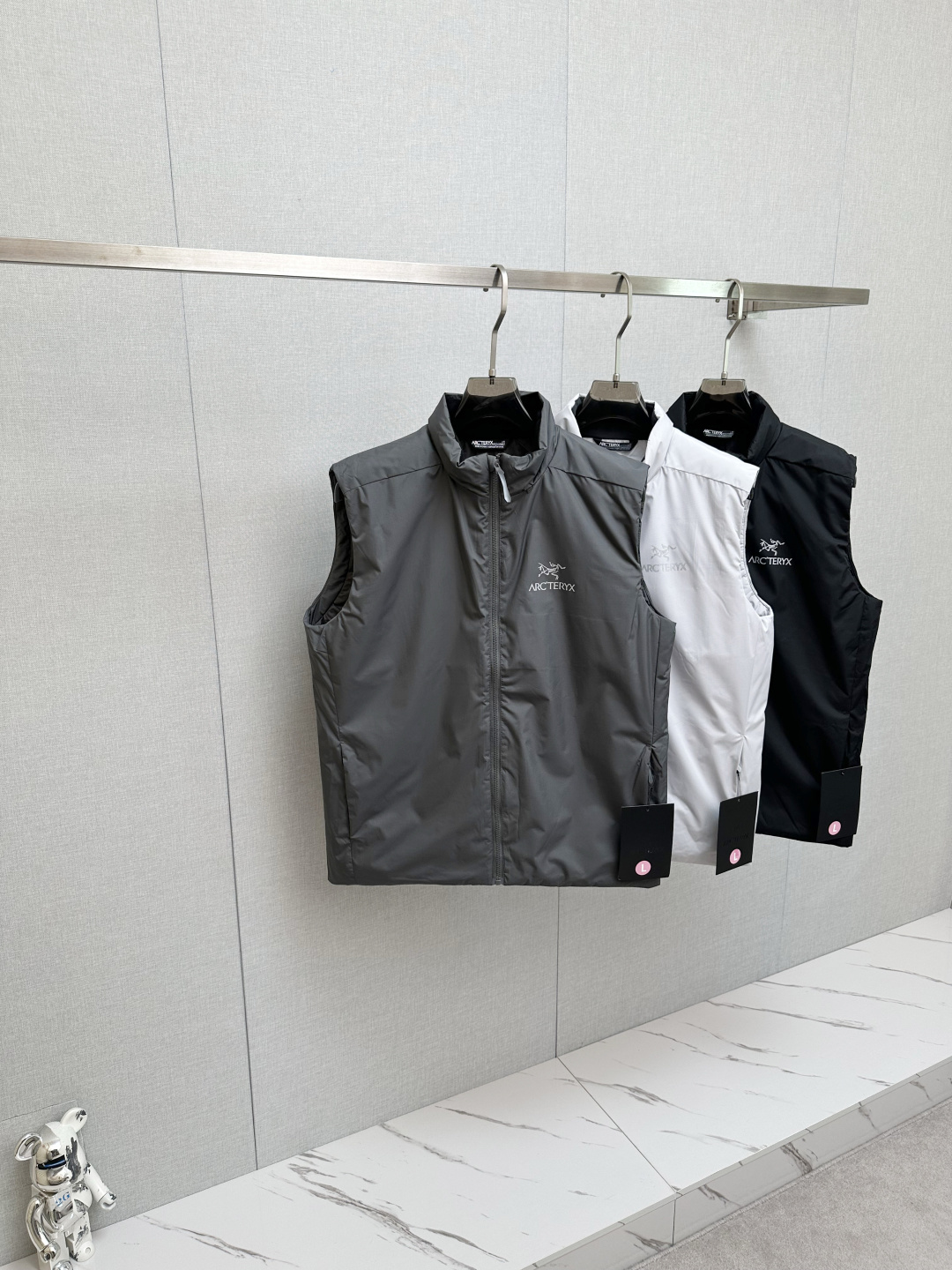 NO:608468,ARC'TERYX Astro Boy Kapok Vest Arc'teryx Cerium Vest  The lightweight thermal inner layer is highly functional and suitable for a variety of wearing occasions. It is filled with 80% velvet to provide good thermal insulation performance. It also has tear-proof fabrics and armpit fleece design, which increases wearing comfort. This design takes practicality and fashion into consideration, whether it is worn as an outer layer or as a thermal mid-layer, it can show the perfect combination of fashion and function. There are a variety of colors to choose from, and Astro Boy Kapok is also particularly suitable.  Suitable for spring, autumn and winter wear, its light and thin design allows it to provide warmth without burdening movement, making it an ideal choice for outdoor activities or daily wear. The fabric uses WindStoer technology to effectively block wind while maintaining breathability, ensuring that users can stay comfortable and dry in various environments. Overall, it is a high-quality outdoor product that combines warmth, fashion, and multi-function, suitable for various outdoor activities and daily wear.  Size: M-3XL,,alexander wang19860909ARC'TERYX阿童木棉马甲Arc'teryx Cerium Vest 轻量保暖内层,是一款功能性强且适合多种穿着场合的.它采用80绒填充,提供良好的保暖性能,同时具备防撕裂面料,腋下抓绒设计,增加了穿着的舒适度.这款的设计考虑到了实用性和时尚感,无论是作为外穿还是作为保暖中间层,都能展现出时尚与功能的完美结合.颜色上提供了多种选择,此外,阿童木棉还特别适合春秋冬季穿着,其轻薄的设计使得它在提供保暖的同时,不会给行动带来负担,是户外活动或日常穿着的理想选择.面料采用WindStoer技术,有效阻挡风力,同时保持透气性,确保用户在各种环境下都能保持舒适和干爽.总的来说,是一款集保暖、时尚、多功能于一身的高品质户外,适合各种户外活动和日常穿着 尺寸 : M-3XL,,alexander wang,Men's clothing