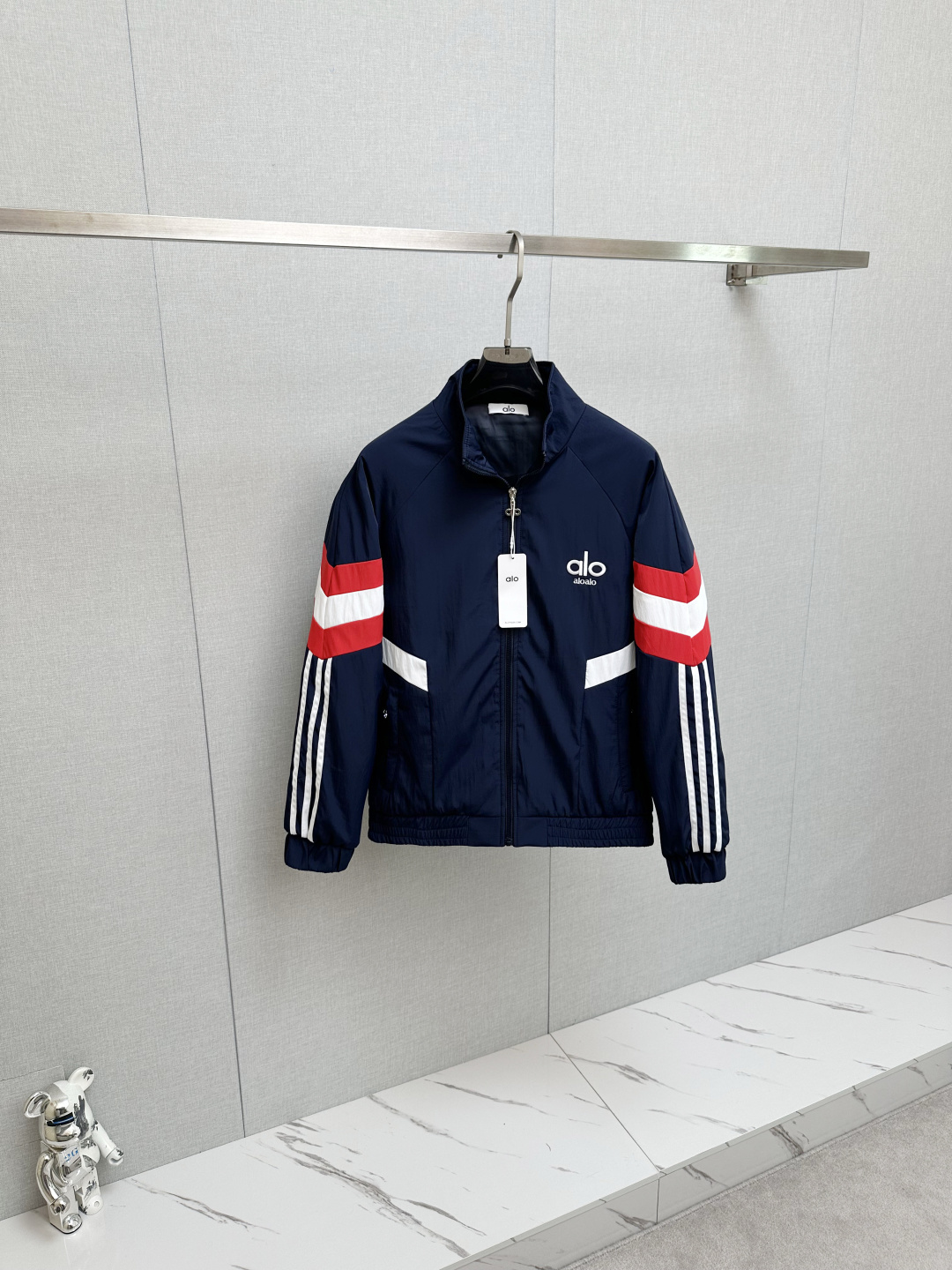 NO:608467,ALO 2025 autumn and winter new cotton jacket, with quilted lining, original purchase. Stylish jacket made of Italian imported fabrics. Cotton and thickening, strong warmth retention. European counters are synchronized, the upper body is more casual and generous, the original hardware of the counter is a new luxury and high-end customized accessory!  Luxurious brand-specific logo embellishment design, the highest quality shipments in the market, original accessories, the ultimate in luxury!  Soft and comfortable. The upper body is very handsome!  Suitable for any scene!  Size: M—3XL,,jackets & coats,jackets & coats,alexander wang19860909ALO 2025秋冬新款棉服夹克外套,内里夹棉,原单狠货 意大利进口面料时尚夹克外套.加棉加厚 保暖性强.欧洲专柜同步,上身更随意大方,专柜原版五金奢华高档定制配饰新作！奢华品牌特质logo点缀设计,市场最高品质出货、原版辅料,奢华极致！柔软舒适.上身爆帅！适合任意场景！码数:M—3XL,,jackets & coats,jackets & coats,alexander wang,Men's clothing