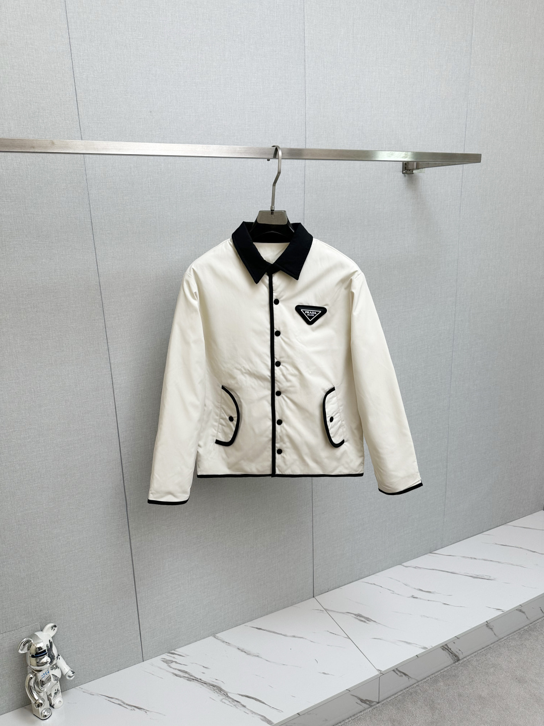 NO:608472,PRADA 2025 autumn and winter new cotton jacket, with quilted lining, the original order is a fashionable jacket made of imported Italian fabrics. Cotton and thickening, strong warmth retention. European counters are synchronized, the upper body is more casual and generous, the original hardware of the counter is a new luxury high-end customized accessory!  Luxurious brand-specific logo embellishment design, the highest quality shipments in the market, original accessories, the ultimate in luxury!  Soft and comfortable. The upper body is very handsome!  Suitable for any scene!  Size: M—3XL,,prada,jackets & coats,jackets & coats,alexander wang19860909PRADA 2025秋冬新款棉服夹克外套,内里夹棉,原单狠货 意大利进口面料时尚夹克外套.加棉加厚 保暖性强.欧洲专柜同步,上身更随意大方,专柜原版五金奢华高档定制配饰新作！奢华品牌特质logo点缀设计,市场最高品质出货、原版辅料,奢华极致！柔软舒适.上身爆帅！适合任意场景！码数:M—3XL,,prada,jackets & coats,jackets & coats,alexander wang,Men's clothing