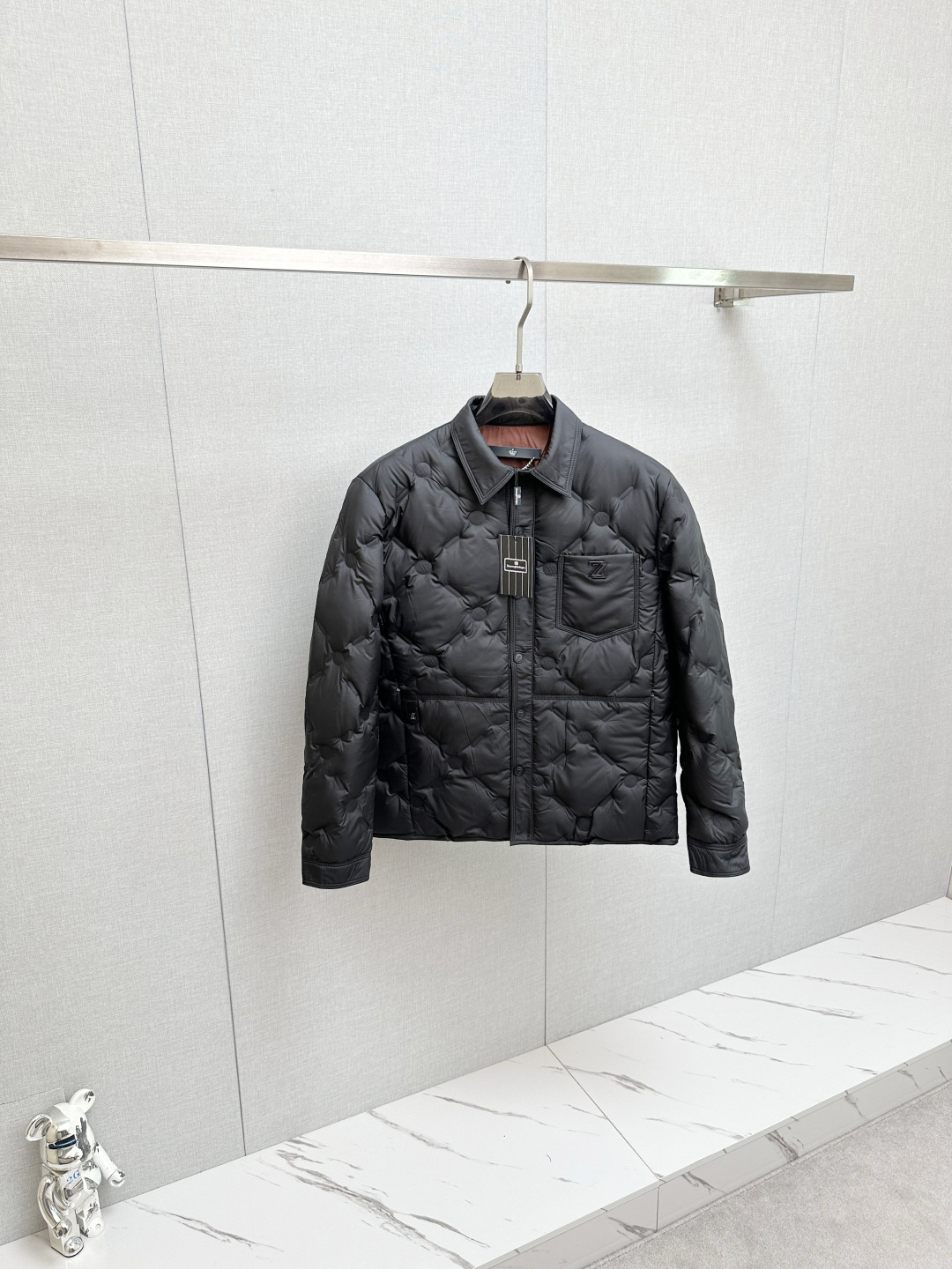 NO:608505,Ermenegildo Zegna's 2025 new down jacket show new product, the appearance is perfect, white duck down filling, comfortable and warm, the color is full and attractive, the very outstanding design can easily enhance the fashion sense, the workmanship is extremely sophisticated and rigorous, and the wiring is neat and meticulous!  A masterpiece from a famous designer!  The upper body does not look bloated and is super handsome!  Counter size: M-3XL,,zegna,down jacket,alexander wang19860909杰尼亚 2025新款羽绒服秀场新品,品相非常完美,白鸭绒填充,舒适保暖,色泽饱满诱人,非常出彩的设计,轻松将时髦感进阶,做工极为考究严谨,走线工整细致！大牌设计师巨作！上身不显臃肿、超级帅气！柜台码数:M-3XL,,zegna,down jacket,alexander wang,Men's clothing