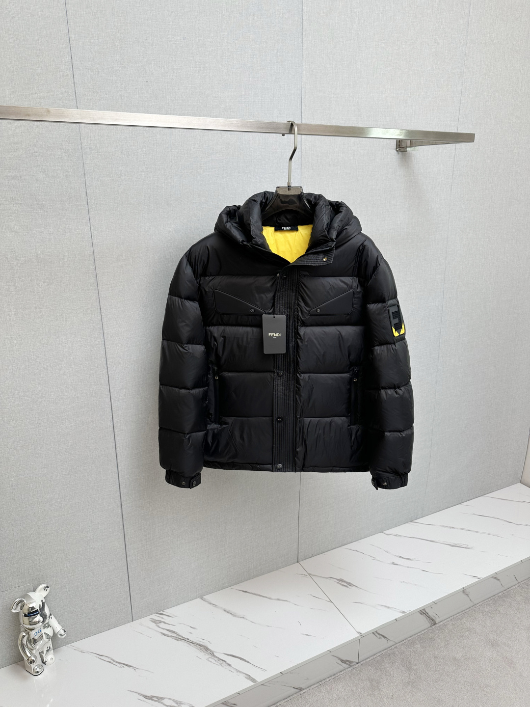 NO:608458,FD 2025 new down jacket show new product, the appearance is very perfect, white duck down filling, comfortable and warm, the color is full and attractive, very outstanding design, easily upgrade the fashion sense, the workmanship is extremely sophisticated and rigorous, the wiring is neat and meticulous!  A masterpiece from a famous designer!  The upper body does not look bloated and is super handsome!  Counter size: M-3XL,,down jacket,alexander wang19860909FD 2025新款羽绒服秀场新品,品相非常完美,白鸭绒填充,舒适保暖,色泽饱满诱人,非常出彩的设计,轻松将时髦感进阶,做工极为考究严谨,走线工整细致！大牌设计师巨作！上身不显臃肿、超级帅气！柜台码数:M-3XL,,down jacket,alexander wang,Men's clothing