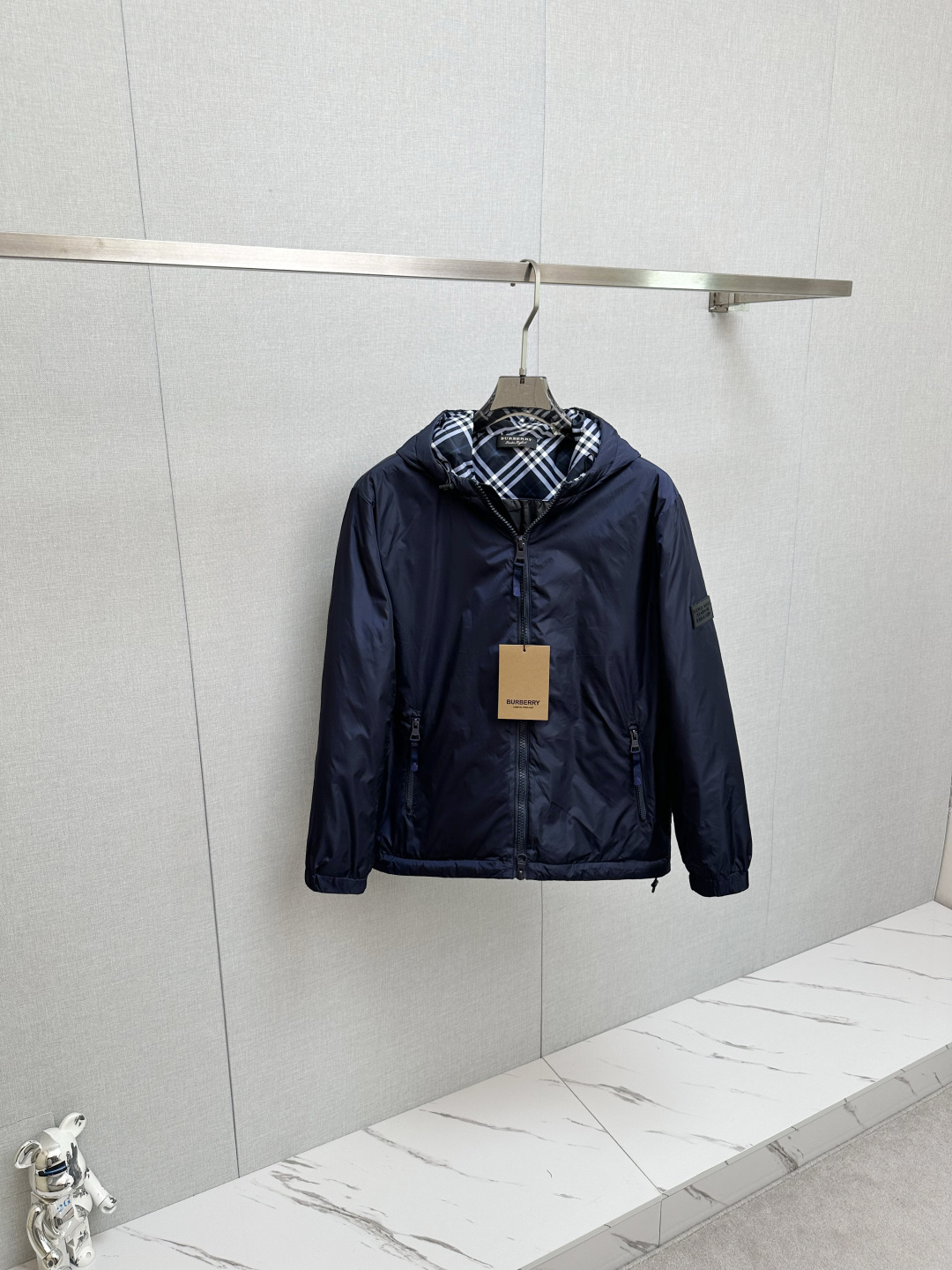 NO:608499,BURB 2025 new down jacket show new product, the appearance is very perfect, white duck down filling, comfortable and warm, full and attractive color, very outstanding design, easily upgrade the fashion sense, the workmanship is extremely sophisticated and rigorous, the wiring is neat and meticulous!  A masterpiece from a famous designer!  The upper body does not look bloated and is super handsome!  Counter size: M-3XL,,burberry,down jacket,alexander wang19860909BURB 2025新款羽绒服秀场新品,品相非常完美,白鸭绒填充,舒适保暖,色泽饱满诱人,非常出彩的设计,轻松将时髦感进阶,做工极为考究严谨,走线工整细致！大牌设计师巨作！上身不显臃肿、超级帅气！柜台码数:M-3XL,,burberry,down jacket,alexander wang,Men's clothing