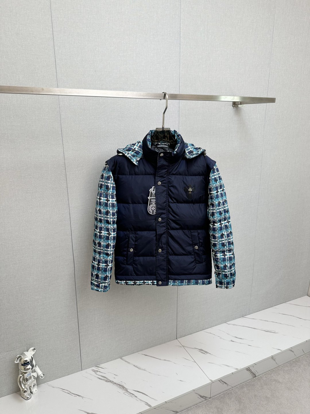 NO:608493,Croxin 2025 new down jacket show new product, the appearance is very perfect, white duck down filling, comfortable and warm, the color is full and attractive, very outstanding design, easily upgrade the fashion sense, the workmanship is extremely sophisticated and rigorous, the wiring is neat and meticulous!  A masterpiece from a famous designer!  The upper body does not look bloated and is super handsome!  Counter size: M-3XL,,chrome hearts,down jacket,alexander wang19860909克罗心 2025新款羽绒服秀场新品,品相非常完美,白鸭绒填充,舒适保暖,色泽饱满诱人,非常出彩的设计,轻松将时髦感进阶,做工极为考究严谨,走线工整细致！大牌设计师巨作！上身不显臃肿、超级帅气！柜台码数:M-3XL,,chrome hearts,down jacket,alexander wang,Men's clothing