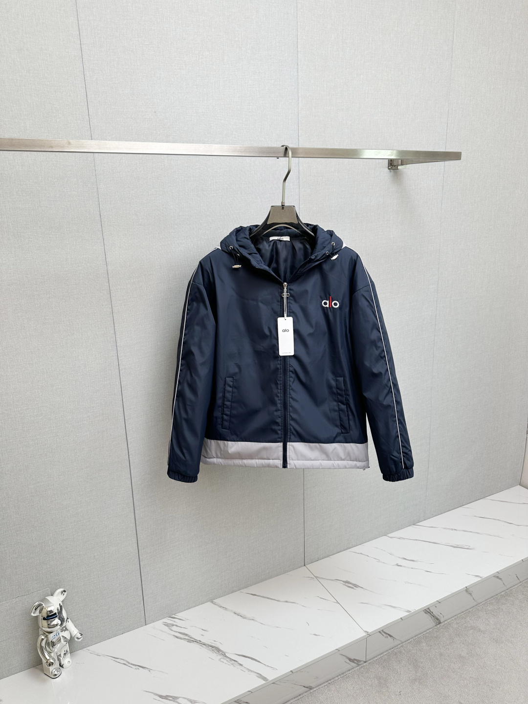 NO:608475,ALO 2025 autumn and winter new cotton jacket, with quilted lining, original purchase. Stylish jacket made of Italian imported fabrics. Cotton and thickening, strong warmth retention. European counters are synchronized, the upper body is more casual and generous, the original hardware of the counter is a new luxury and high-end customized accessory!  Luxurious brand-specific logo embellishment design, the highest quality shipments in the market, original accessories, the ultimate in luxury!  Soft and comfortable. The upper body is very handsome!  Suitable for any scene!  Size: M—3XL,,jackets & coats,jackets & coats,alexander wang19860909ALO 2025秋冬新款棉服夹克外套,内里夹棉,原单狠货 意大利进口面料时尚夹克外套.加棉加厚 保暖性强.欧洲专柜同步,上身更随意大方,专柜原版五金奢华高档定制配饰新作！奢华品牌特质logo点缀设计,市场最高品质出货、原版辅料,奢华极致！柔软舒适.上身爆帅！适合任意场景！码数:M—3XL,,jackets & coats,jackets & coats,alexander wang,Men's clothing