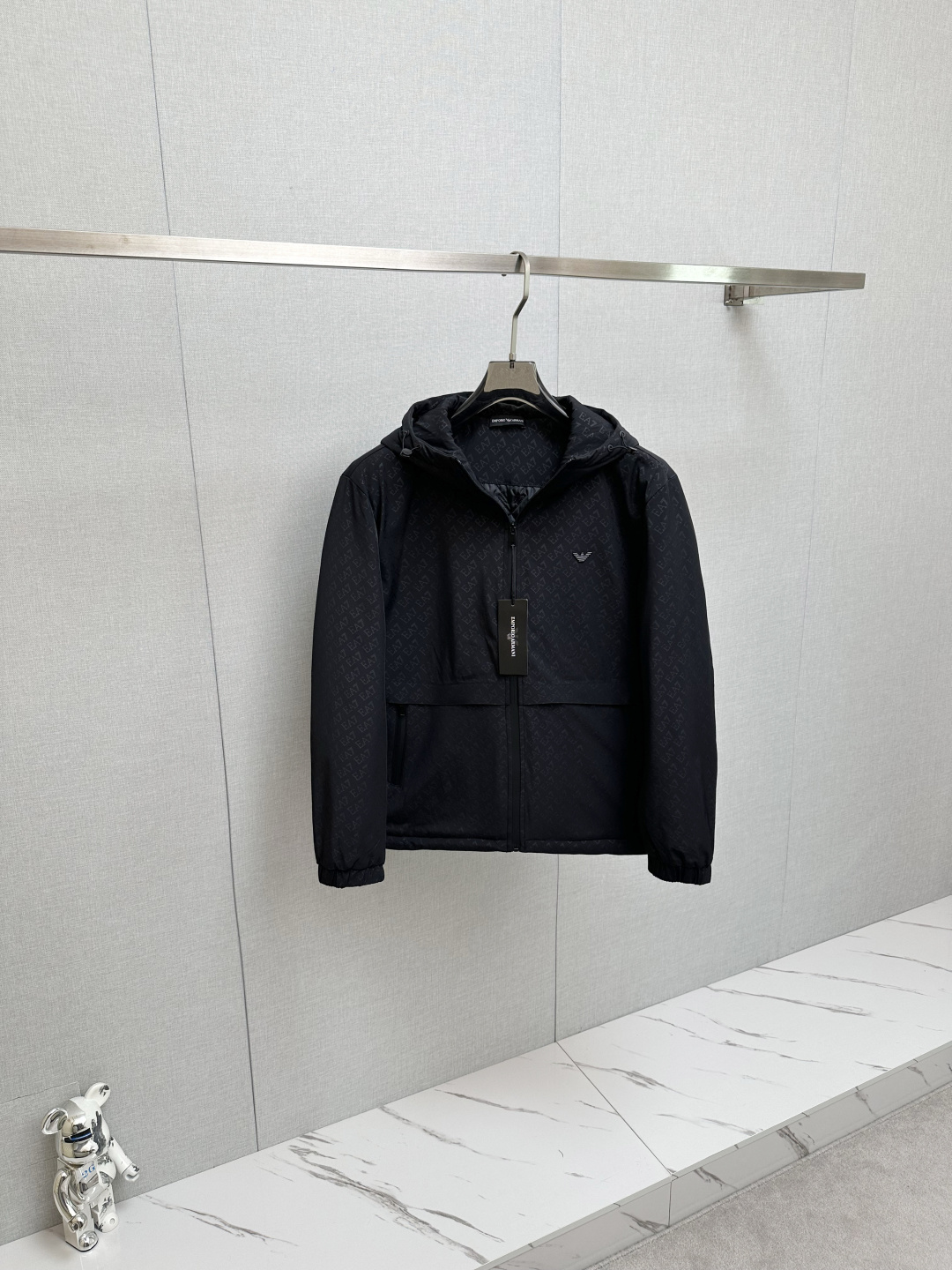 NO:608487,Armani 2025 autumn and winter new cotton jacket, with quilted lining, original purchase, fashionable jacket made of Italian imported fabrics. Cotton and thickening, strong warmth retention. European counters are synchronized, the upper body is more casual and generous, the original hardware of the counter is a new luxury and high-end customized accessory!  Luxurious brand-specific logo embellishment design, the highest quality shipments in the market, original accessories, the ultimate in luxury!  Soft and comfortable. The upper body is very handsome!  Suitable for any scene!  Size: M—3XL,,armani,jackets & coats,jackets & coats,alexander wang19860909阿玛尼 2025秋冬新款棉服夹克外套,内里夹棉,原单狠货 意大利进口面料时尚夹克外套.加棉加厚 保暖性强.欧洲专柜同步,上身更随意大方,专柜原版五金奢华高档定制配饰新作！奢华品牌特质logo点缀设计,市场最高品质出货、原版辅料,奢华极致！柔软舒适.上身爆帅！适合任意场景！码数:M—3XL,,armani,jackets & coats,jackets & coats,alexander wang,Men's clothing