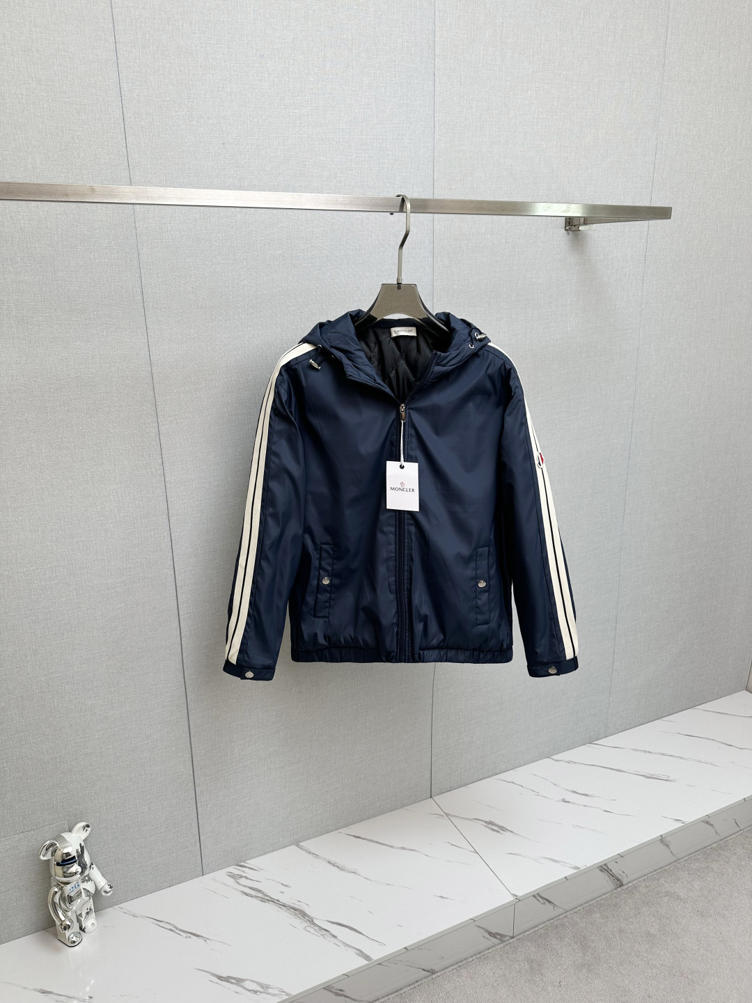 NO:608481,MO Mengkou 2025 autumn and winter new cotton jacket, with quilted lining, original goods, fashionable jacket made of Italian imported fabrics. Cotton and thickening, strong warmth retention. European counters are synchronized, the upper body is more casual and generous, the counter's original hardware is a new luxury high-end customized accessory!  Luxurious brand-specific logo embellishment design, the highest quality shipments in the market, original accessories, the ultimate in luxury!  Soft and comfortable. The upper body is very handsome!  Suitable for any scene!  Size: M—3XL,,Moncler,jackets & coats,jackets & coats,alexander wang19860909MO蒙口 2025秋冬新款棉服夹克外套,内里夹棉,原单狠货 意大利进口面料时尚夹克外套.加棉加厚 保暖性强.欧洲专柜同步,上身更随意大方,专柜原版五金奢华高档定制配饰新作！奢华品牌特质logo点缀设计,市场最高品质出货、原版辅料,奢华极致！柔软舒适.上身爆帅！适合任意场景！码数:M—3XL,,Moncler,jackets & coats,jackets & coats,alexander wang,Men's clothing