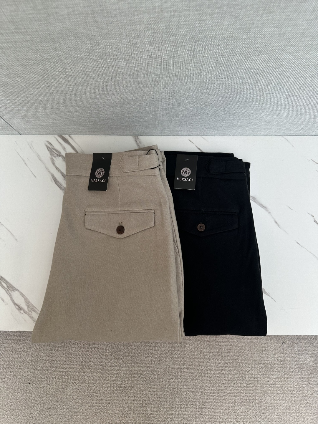 NO:610739,Versace 2025ss new autumn and winter products, available on the official website at the same time, men's business casual trousers, made of customer-supplied stretch fabrics, with classic hardware in the back pocket, the materials are soft and comfortable, very comfortable, original hardware, unique design, fashionable and casual, and the upper body effect is super good. Size: 29-36,,versace,alexander wang19860909范思哲 2025ss秋冬新品,官网同步有售,男士商务休闲西裤,采用客供弹力面料,后兜采用经典五金搭配,用料柔软舒适,非常舒适,原版五金,设计独特,时尚又休闲,上身效果超级棒.码数:29—36,,versace,alexander wang,Men's clothing