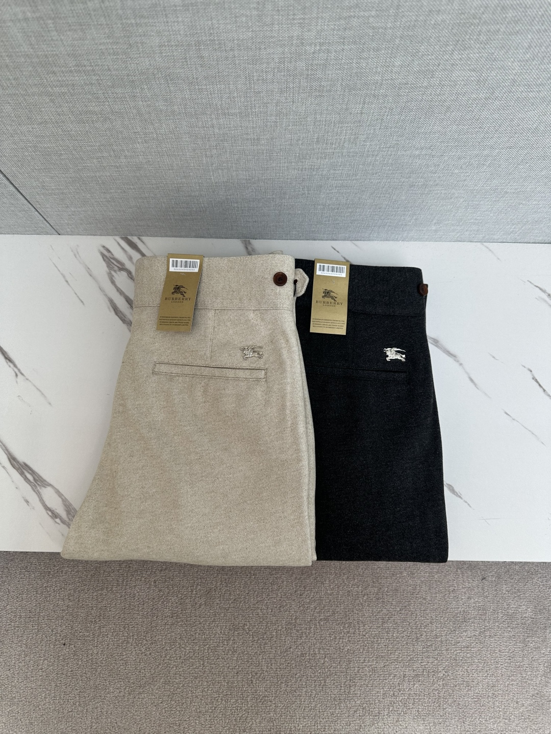 NO:610733,BURB 2025ss new autumn and winter products, available on the official website at the same time, men's business casual trousers, made of customer-supplied stretch fabrics, with classic hardware in the back pocket, the material is soft and comfortable, very comfortable, original hardware, unique design, fashionable and casual, and the upper body effect is super good. Size: 29-36, burberry, alexander wang19860909BURB 2025ss秋冬新品,官网同步有售,男士商务休闲西裤,采用客供弹力面料,后兜采用经典五金搭配,用料柔软舒适,非常舒适,原版五金,设计独特,时尚又休闲,上身效果超级棒.码数:29—36,,burberry,alexander wang,Men's clothing