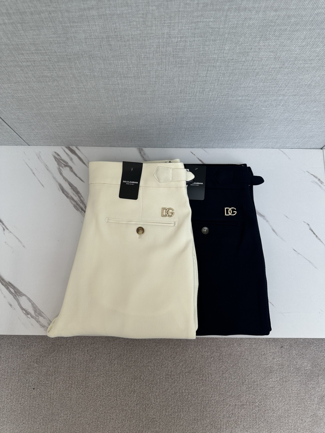 NO:610727,DG 2025ss new autumn and winter products, available on the official website simultaneously, men's business casual trousers, made of customer-supplied elastic fabric, with classic hardware in the back pocket, the material is soft and comfortable, very comfortable, original hardware, unique design, fashionable and casual, and the upper body effect is super good. Size: 29-36,, alexander wang19860909DG 2025ss秋冬新品,官网同步有售,男士商务休闲西裤,采用客供弹力面料,后兜采用经典五金搭配,用料柔软舒适,非常舒适,原版五金,设计独特,时尚又休闲,上身效果超级棒.码数:29—36,,alexander wang,Men's clothing