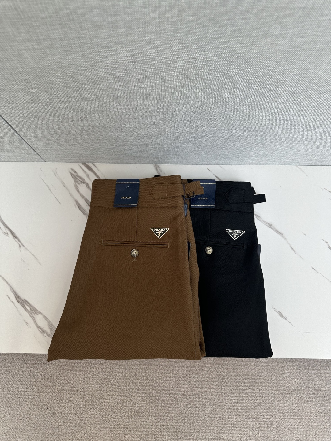 NO:610721,PRADA 2025ss new autumn and winter products, available on the official website at the same time, men's business casual trousers, made of customer-supplied stretch fabrics, with classic hardware in the back pocket, the material is soft and comfortable, very comfortable, original hardware, unique design, fashionable and casual, and the upper body effect is super good. Size: 29—36,, prada, alexander wang19860909PRADA 2025ss秋冬新品,官网同步有售,男士商务休闲西裤,采用客供弹力面料,后兜采用经典五金搭配,用料柔软舒适,非常舒适,原版五金,设计独特,时尚又休闲,上身效果超级棒.码数:29—36,,prada,alexander wang,Men's clothing