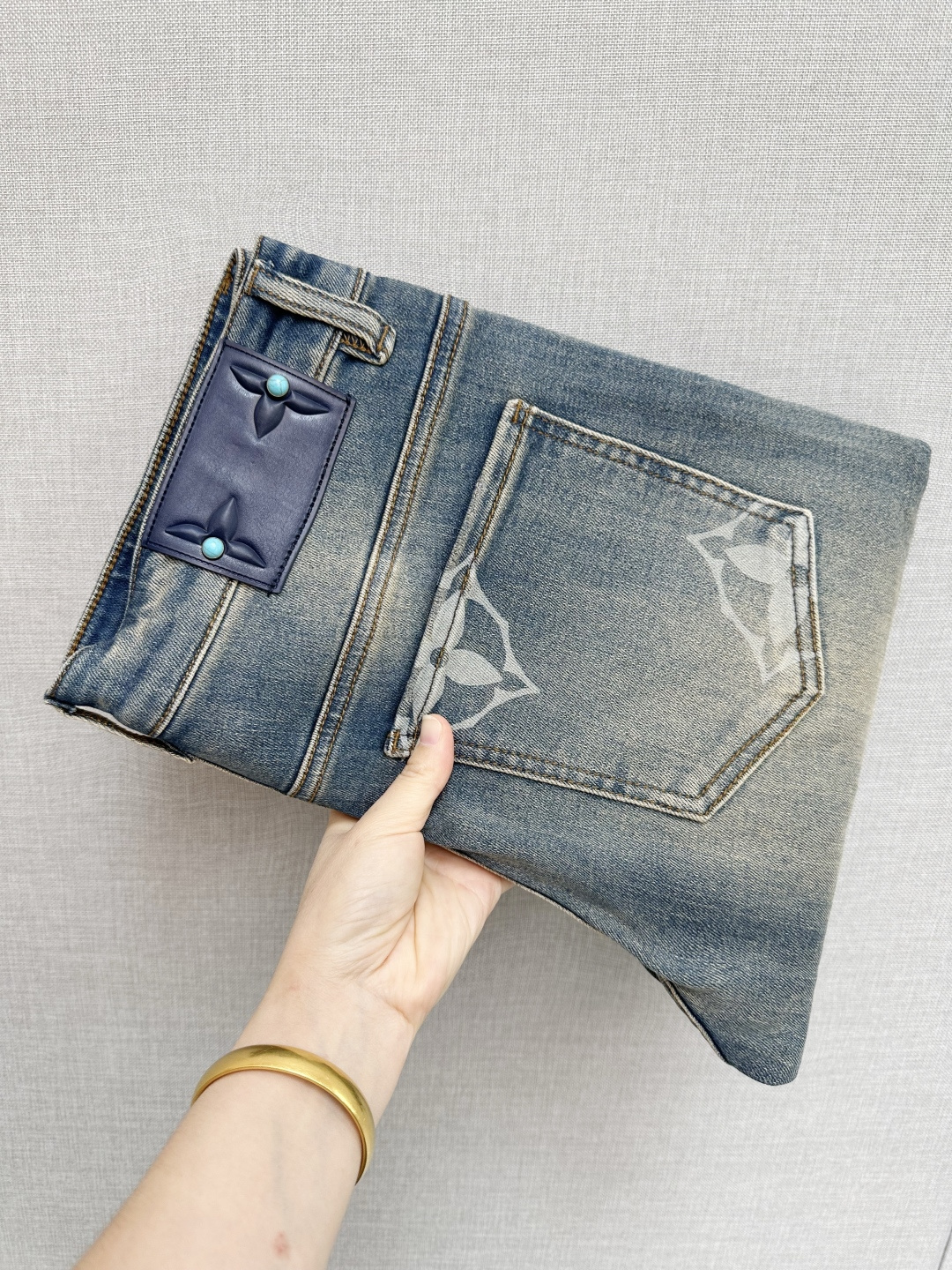 NO:610706,Available at the LV official website counter at the same time, original order, super stylish jeans, customized original washed denim fabric, unique design, top-notch printing technology letter pattern logo, original hardware accessories decoration, extremely outstanding jeans, materials and craftsmanship are extremely luxurious and exquisite, extremely high grade, handsome and stylish upper body, recommended, size 29-38, louis vuitton, jeans, alexander wang19860909LV 官网专柜同步有售,原单狠货,超级有范儿的一款牛仔裤,定制原版水洗牛仔面料,独特设计,顶级印花工艺字母图案logo,原版五金辅料装饰,极为翘楚的一款牛仔裤,用料与工艺都极致奢华精湛,档次极高,上身帅气有型,推荐,码数29—38,,louis vuitton,jeans,alexander wang,Men's clothing