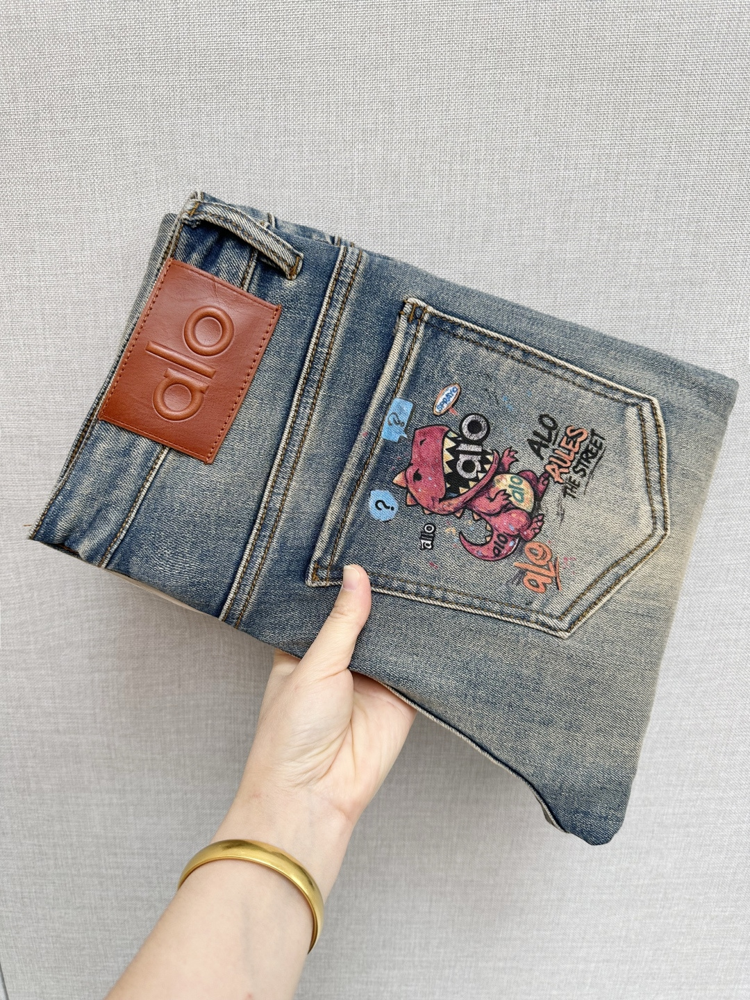 NO:610714,ALO's official website counters are available at the same time, original orders, super stylish jeans, customized original washed denim fabric, unique design, top-notch printing technology letter pattern logo, original hardware accessories decoration, an extremely outstanding pair of jeans, the materials and craftsmanship are extremely luxurious and exquisite, extremely high-grade, handsome and stylish upper body, recommended, code number 29-38,, jeans, alexander wang19860909ALO 官网专柜同步有售,原单狠货,超级有范儿的一款牛仔裤,定制原版水洗牛仔面料,独特设计,顶级印花工艺字母图案logo,原版五金辅料装饰,极为翘楚的一款牛仔裤,用料与工艺都极致奢华精湛,档次极高,上身帅气有型,推荐,码数29—38,,jeans,alexander wang,Men's clothing