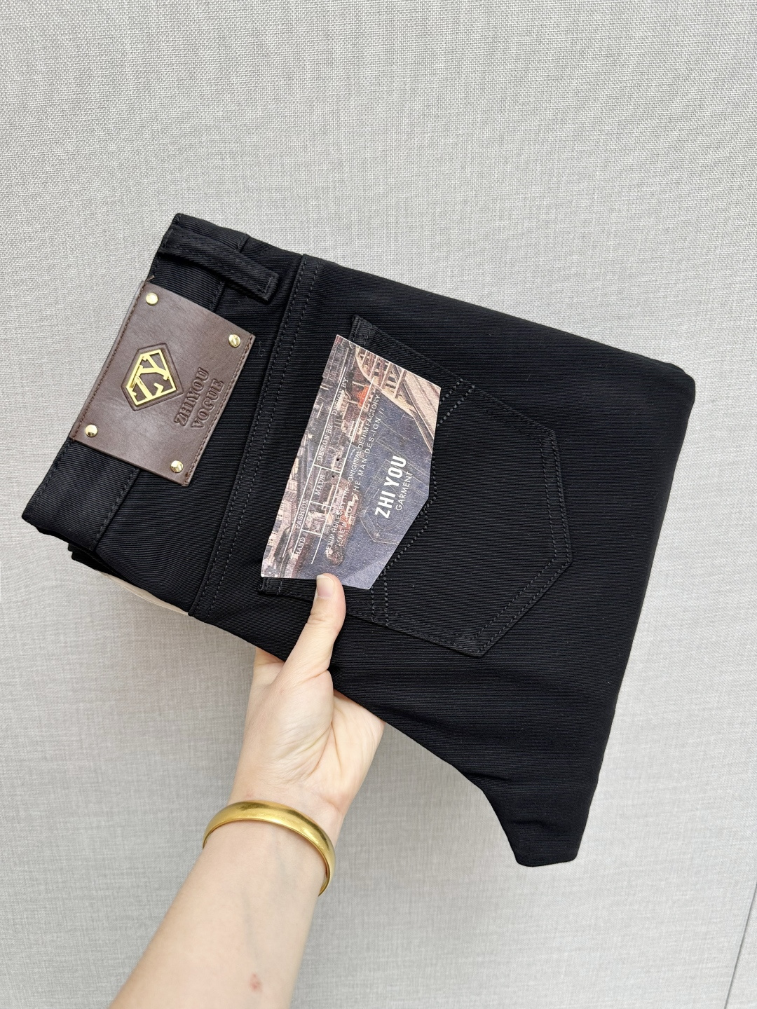 NO:610716,The official website counter is on sale at the same time, the original order is very good, a super stylish pair of jeans, customized original washed denim fabric, unique design, top-notch printing technology letter pattern logo, original hardware accessories decoration, an extremely outstanding pair of jeans, the materials and craftsmanship are extremely luxurious and exquisite, extremely high-grade, handsome and stylish upper body, recommended, code number 29-38, jeans, alexander wang19860909官网专柜同步有售,原单狠货,超级有范儿的一款牛仔裤,定制原版水洗牛仔面料,独特设计,顶级印花工艺字母图案logo,原版五金辅料装饰,极为翘楚的一款牛仔裤,用料与工艺都极致奢华精湛,档次极高,上身帅气有型,推荐,码数29—38,,jeans,alexander wang,Men's clothing