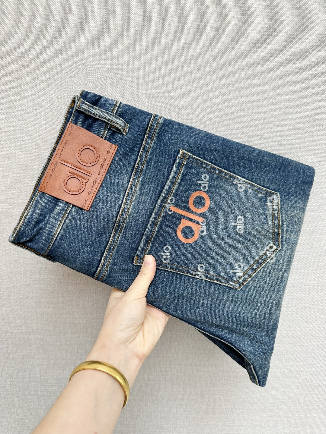 NO:610702,ALO's official website counters are available at the same time, original orders, super stylish jeans, customized original washed denim fabric, unique design, top-notch printing technology letter pattern logo, original hardware accessories decoration, an extremely outstanding pair of jeans, the materials and craftsmanship are extremely luxurious and exquisite, extremely high-grade, handsome and stylish upper body, recommended, code number 29-38,, jeans, alexander wang19860909ALO 官网专柜同步有售,原单狠货,超级有范儿的一款牛仔裤,定制原版水洗牛仔面料,独特设计,顶级印花工艺字母图案logo,原版五金辅料装饰,极为翘楚的一款牛仔裤,用料与工艺都极致奢华精湛,档次极高,上身帅气有型,推荐,码数29—38,,jeans,alexander wang,Men's clothing