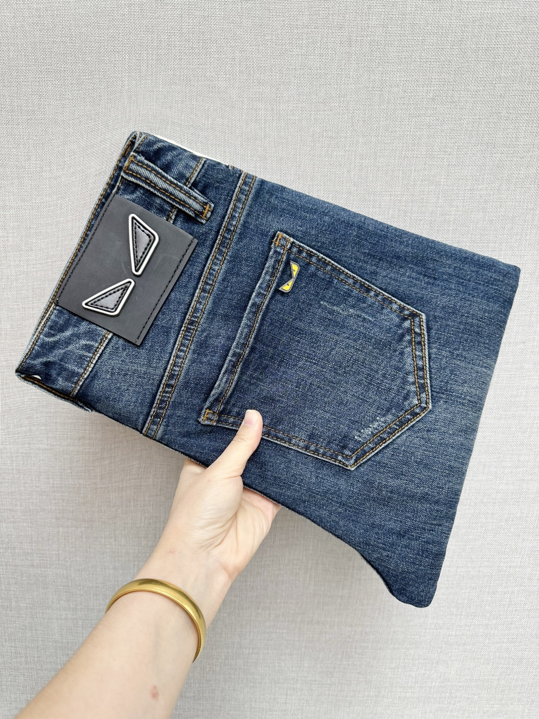 NO:610698,Available at the FD official website counter at the same time, original order, super stylish jeans, customized original washed denim fabric, unique design, top-notch printing technology letter pattern logo, original hardware accessories decoration, an extremely outstanding pair of jeans, the materials and craftsmanship are extremely luxurious and exquisite, extremely high-grade, handsome and stylish upper body, recommended, code number 29-38,, jeans, alexander wang19860909FD 官网专柜同步有售,原单狠货,超级有范儿的一款牛仔裤,定制原版水洗牛仔面料,独特设计,顶级印花工艺字母图案logo,原版五金辅料装饰,极为翘楚的一款牛仔裤,用料与工艺都极致奢华精湛,档次极高,上身帅气有型,推荐,码数29—38,,jeans,alexander wang,Men's clothing