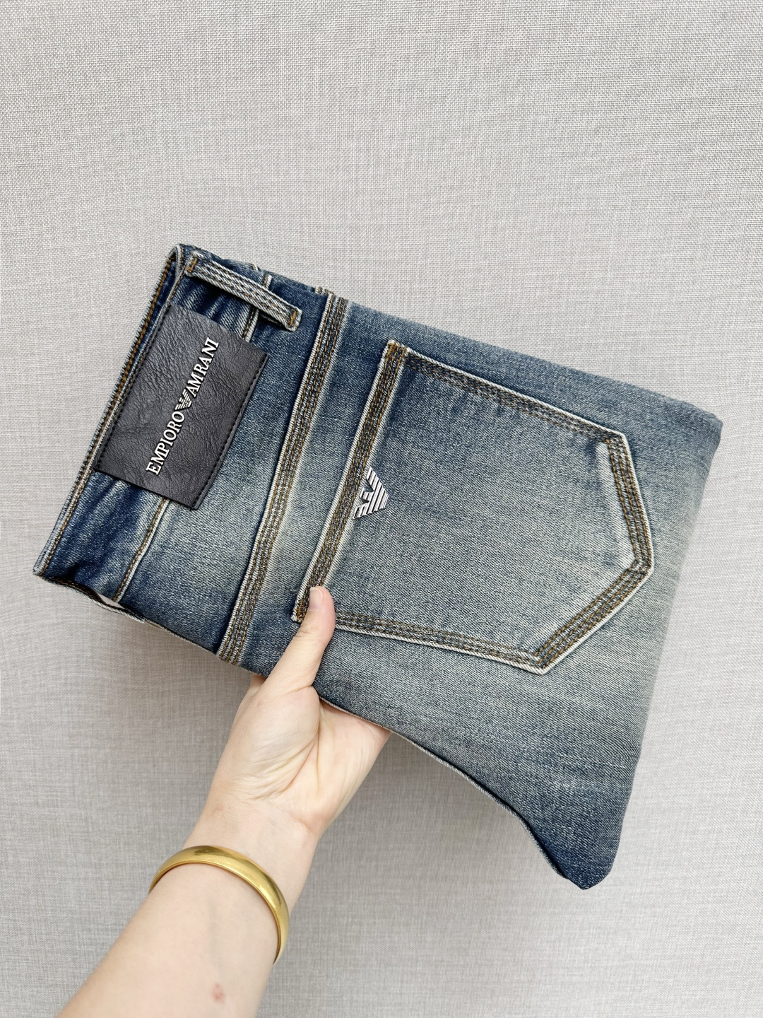 NO:610694,Armani's official website counters are available at the same time, original goods, super stylish jeans, customized original washed denim fabric, unique design, top-notch printing technology letter pattern logo, original hardware accessories decoration, an extremely outstanding pair of jeans, the materials and craftsmanship are extremely luxurious and exquisite, extremely high-grade, handsome and stylish upper body, recommended, code number 29-38,,armani,jeans,alexander wang19860909阿玛尼 官网专柜同步有售,原单狠货,超级有范儿的一款牛仔裤,定制原版水洗牛仔面料,独特设计,顶级印花工艺字母图案logo,原版五金辅料装饰,极为翘楚的一款牛仔裤,用料与工艺都极致奢华精湛,档次极高,上身帅气有型,推荐,码数29—38,,armani,jeans,alexander wang,Men's clothing