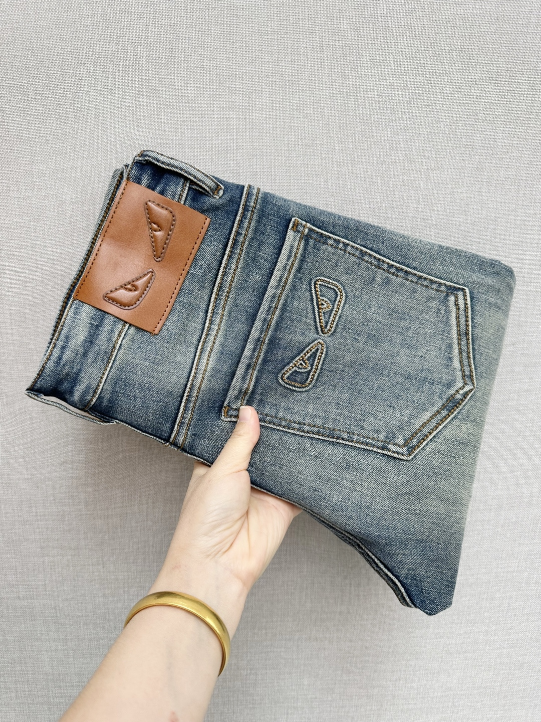 NO:610690,Available at the FD official website counter at the same time, original order, super stylish jeans, customized original washed denim fabric, unique design, top-notch printing technology letter pattern logo, original hardware accessories decoration, an extremely outstanding pair of jeans, the materials and craftsmanship are extremely luxurious and exquisite, extremely high-grade, handsome and stylish upper body, recommended, code number 29-38,, jeans, alexander wang19860909FD 官网专柜同步有售,原单狠货,超级有范儿的一款牛仔裤,定制原版水洗牛仔面料,独特设计,顶级印花工艺字母图案logo,原版五金辅料装饰,极为翘楚的一款牛仔裤,用料与工艺都极致奢华精湛,档次极高,上身帅气有型,推荐,码数29—38,,jeans,alexander wang,Men's clothing