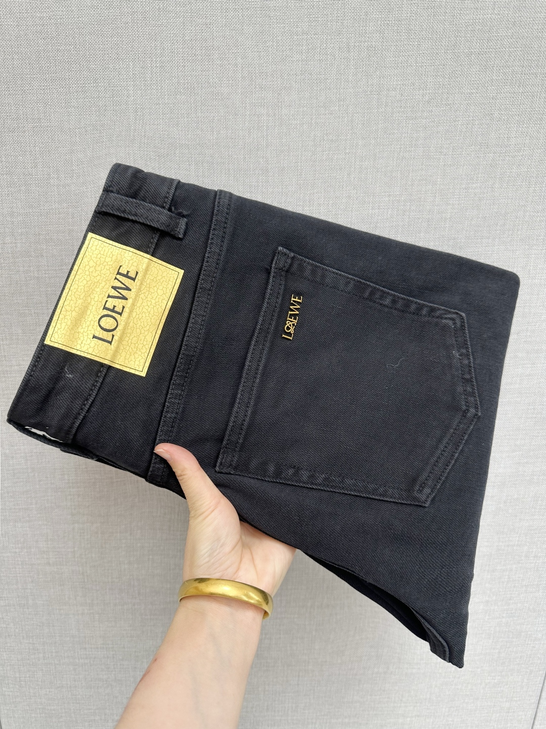 NO:653366,Luo Yiwei's official website counter is available at the same time, the original order is very good, a super stylish pair of jeans, customized original washed denim fabric, unique design, top-notch printing technology letter pattern logo, original hardware accessories decoration, an extremely outstanding pair of jeans, the materials and craftsmanship are extremely luxurious and exquisite, extremely high-grade, handsome and stylish upper body, recommended, code number 29-36,, loewe, jeans, alexander wang19860909罗意为 官网专柜同步有售,原单狠货,超级有范儿的一款牛仔裤,定制原版水洗牛仔面料,独特设计,顶级印花工艺字母图案logo,原版五金辅料装饰,极为翘楚的一款牛仔裤,用料与工艺都极致奢华精湛,档次极高,上身帅气有型,推荐,码数29—36,,loewe,jeans,alexander wang,Men's clothing