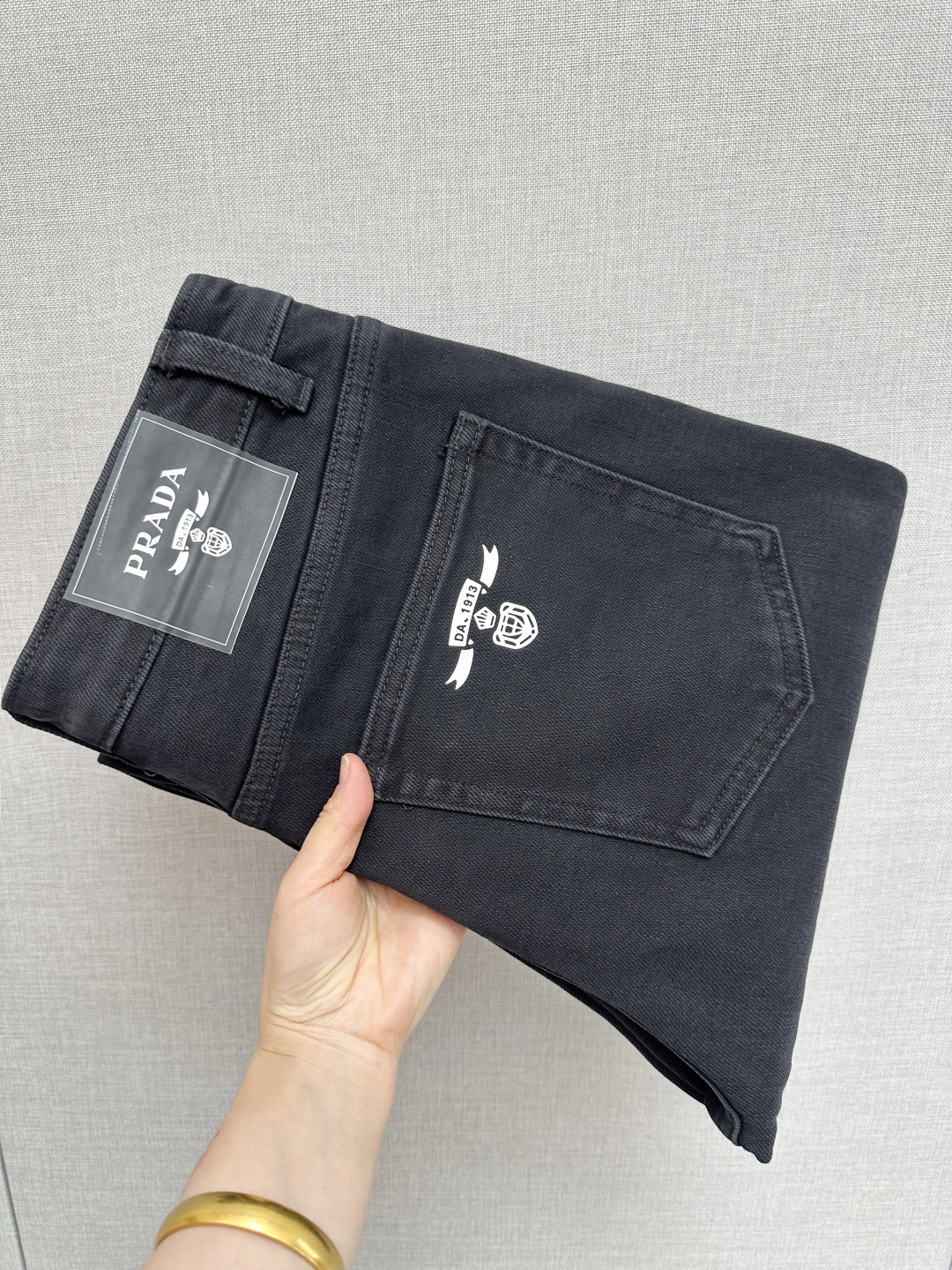 NO:653348,PRADA's official website counters are available at the same time, original orders, super stylish jeans, customized original washed denim fabric, unique design, top-notch printing technology letter pattern logo, original hardware accessories decoration, extremely outstanding jeans, the materials and craftsmanship are extremely luxurious and exquisite, extremely high-grade, handsome and stylish upper body, recommended, code number 29-36,, prada, jeans, alexander wang19860909PRADA 官网专柜同步有售,原单狠货,超级有范儿的一款牛仔裤,定制原版水洗牛仔面料,独特设计,顶级印花工艺字母图案logo,原版五金辅料装饰,极为翘楚的一款牛仔裤,用料与工艺都极致奢华精湛,档次极高,上身帅气有型,推荐,码数29—36,,prada,jeans,alexander wang,Men's clothing