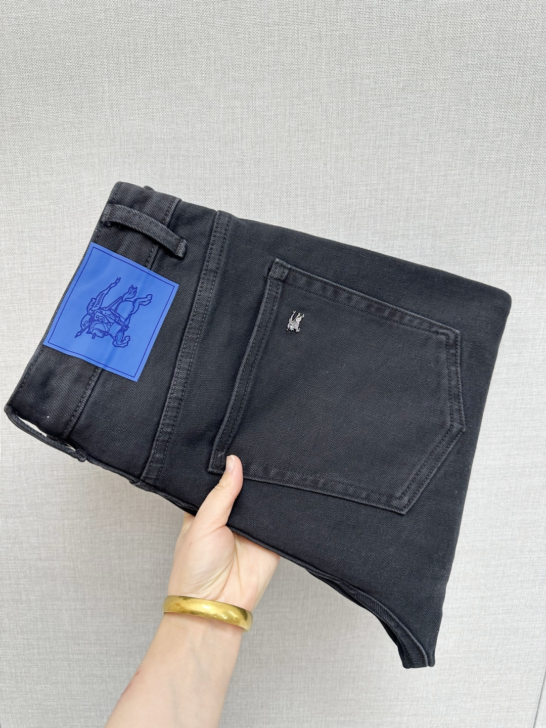 NO:653405,BURB official website counters are available at the same time, the original order is very good, a super stylish pair of jeans, customized original washed denim fabric, unique design, top-notch printing technology letter pattern logo, original hardware accessories decoration, an extremely outstanding pair of jeans, the materials and craftsmanship are extremely luxurious and exquisite, extremely high-grade, handsome and stylish upper body, recommended, code number 29-36, burberry, jeans, alexander wang19860909BURB 官网专柜同步有售,原单狠货,超级有范儿的一款牛仔裤,定制原版水洗牛仔面料,独特设计,顶级印花工艺字母图案logo,原版五金辅料装饰,极为翘楚的一款牛仔裤,用料与工艺都极致奢华精湛,档次极高,上身帅气有型,推荐,码数29—36,,burberry,jeans,alexander wang,Men's clothing