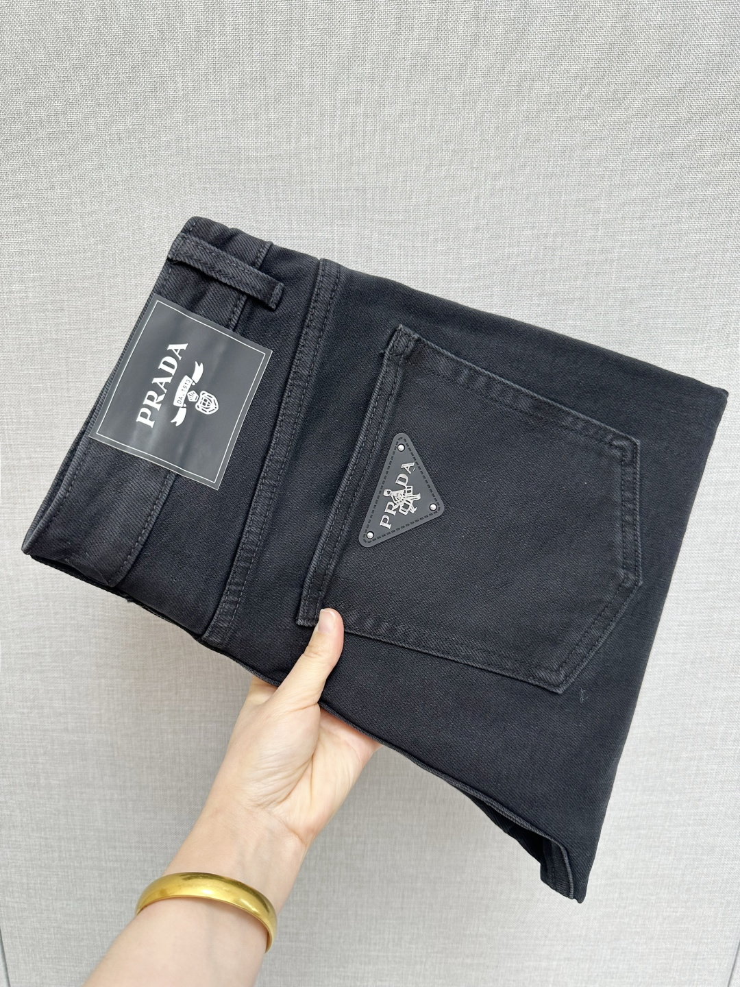 NO:653391,PRADA's official website counters are available at the same time, original orders, super stylish jeans, customized original washed denim fabric, unique design, top-notch printing technology letter pattern logo, original hardware accessories decoration, extremely outstanding jeans, the materials and craftsmanship are extremely luxurious and exquisite, extremely high-grade, handsome and stylish upper body, recommended, code number 29-36,, prada, jeans, alexander wang19860909PRADA 官网专柜同步有售,原单狠货,超级有范儿的一款牛仔裤,定制原版水洗牛仔面料,独特设计,顶级印花工艺字母图案logo,原版五金辅料装饰,极为翘楚的一款牛仔裤,用料与工艺都极致奢华精湛,档次极高,上身帅气有型,推荐,码数29—36,,prada,jeans,alexander wang,Men's clothing