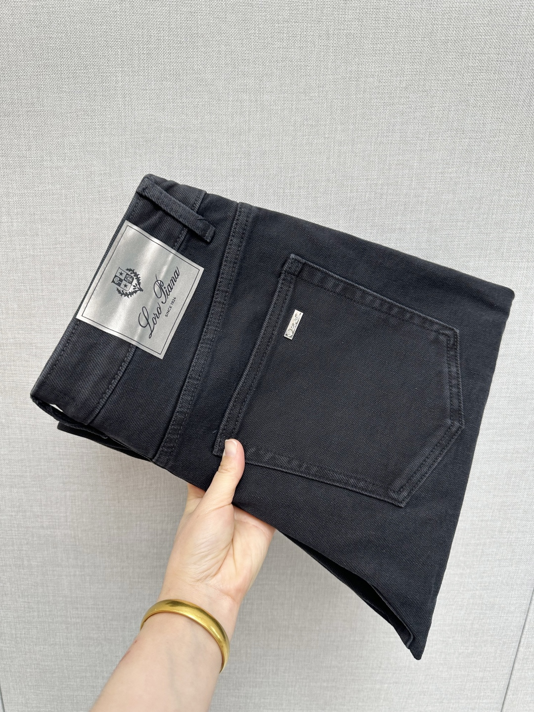 NO:653384,Available at the LP official website counter at the same time, original order, super stylish jeans, customized original washed denim fabric, unique design, top-notch printing technology letter pattern logo, original hardware accessories decoration, extremely outstanding jeans, the materials and craftsmanship are extremely luxurious and exquisite, extremely high grade, handsome and stylish upper body, recommended, code number 29-36,, loro piana, jeans, alexander wang19860909LP 官网专柜同步有售,原单狠货,超级有范儿的一款牛仔裤,定制原版水洗牛仔面料,独特设计,顶级印花工艺字母图案logo,原版五金辅料装饰,极为翘楚的一款牛仔裤,用料与工艺都极致奢华精湛,档次极高,上身帅气有型,推荐,码数29—36,,loro piana,jeans,alexander wang,Men's clothing