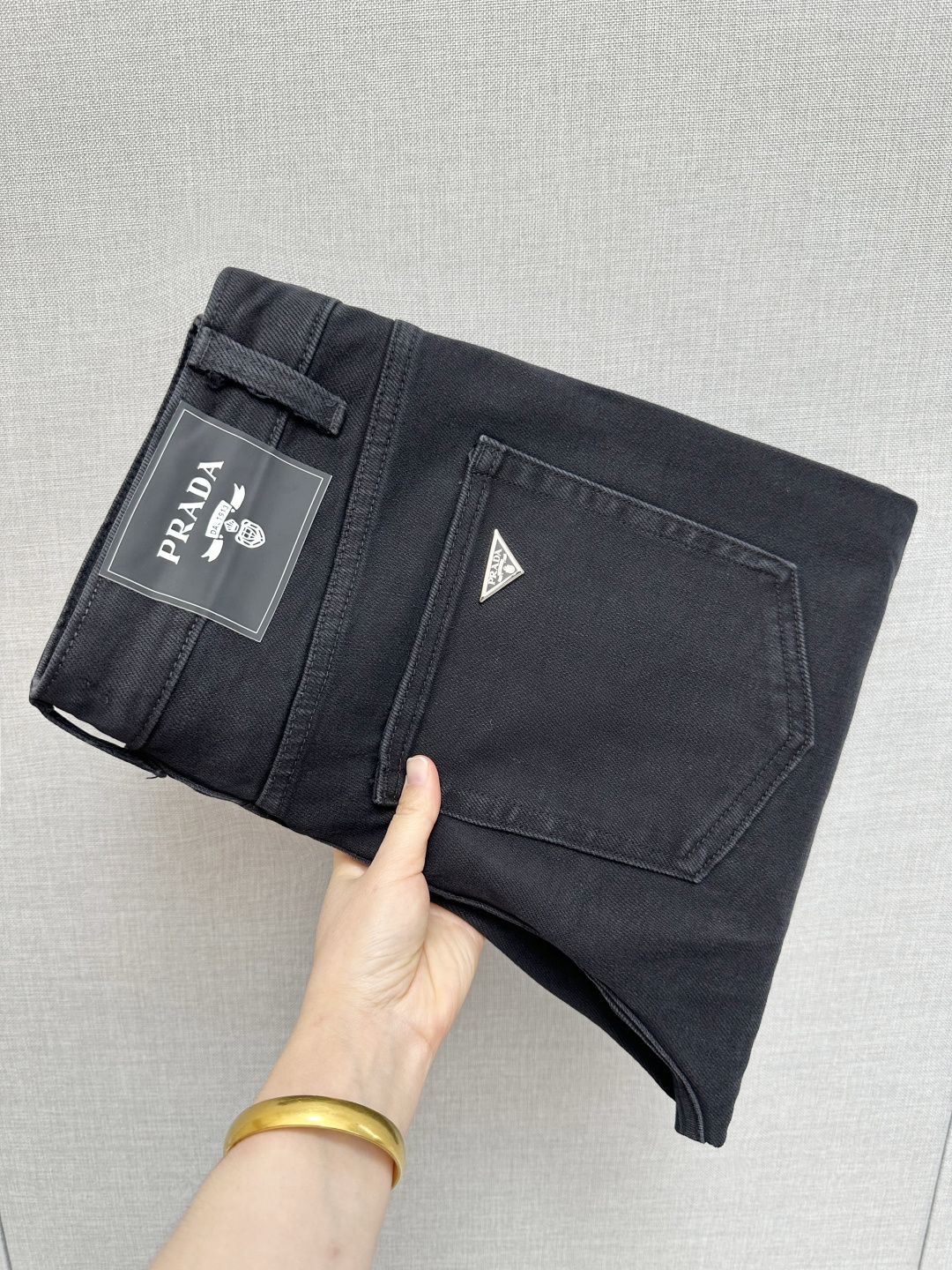 NO:653364,PRADA's official website counters are available at the same time, original orders, super stylish jeans, customized original washed denim fabric, unique design, top-notch printing technology letter pattern logo, original hardware accessories decoration, extremely outstanding jeans, the materials and craftsmanship are extremely luxurious and exquisite, extremely high-grade, handsome and stylish upper body, recommended, code number 29-36,, prada, jeans, alexander wang19860909PRADA 官网专柜同步有售,原单狠货,超级有范儿的一款牛仔裤,定制原版水洗牛仔面料,独特设计,顶级印花工艺字母图案logo,原版五金辅料装饰,极为翘楚的一款牛仔裤,用料与工艺都极致奢华精湛,档次极高,上身帅气有型,推荐,码数29—36,,prada,jeans,alexander wang,Men's clothing