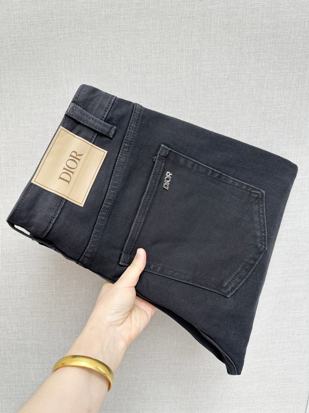 NO:653370,DIOR official website counters are available for sale at the same time, the original order is very good, a super stylish pair of jeans, customized original washed denim fabric, unique design, top-notch printing technology letter pattern logo, original hardware accessories decoration, an extremely outstanding pair of jeans, the materials and craftsmanship are extremely luxurious and exquisite, extremely high-grade, handsome and stylish upper body, recommended, size 29-36, dior,jeans,alexander wang19860909DIOR 官网专柜同步有售,原单狠货,超级有范儿的一款牛仔裤,定制原版水洗牛仔面料,独特设计,顶级印花工艺字母图案logo,原版五金辅料装饰,极为翘楚的一款牛仔裤,用料与工艺都极致奢华精湛,档次极高,上身帅气有型,推荐,码数29—36,,dior,jeans,alexander wang,Men's clothing