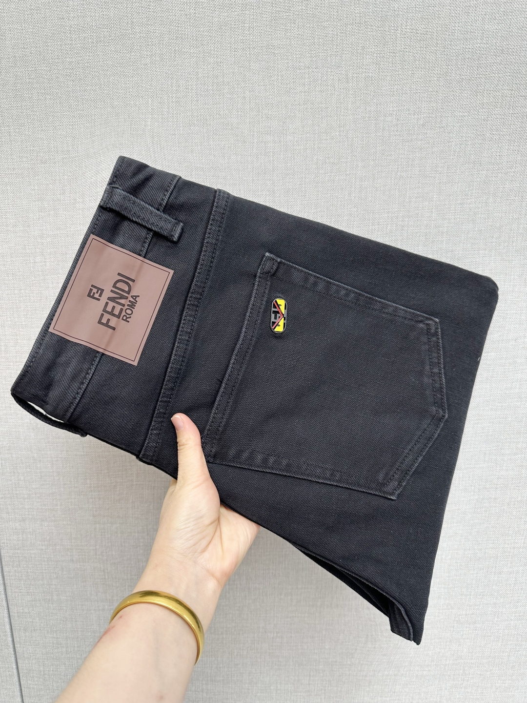 NO:653377,Available at the FD official website counter at the same time, original order, super stylish jeans, customized original washed denim fabric, unique design, top-notch printing technology letter pattern logo, original hardware accessories decoration, extremely outstanding jeans, the materials and craftsmanship are extremely luxurious and exquisite, extremely high-grade, handsome and stylish upper body, recommended, code number 29-36,, jeans, alexander wang19860909FD 官网专柜同步有售,原单狠货,超级有范儿的一款牛仔裤,定制原版水洗牛仔面料,独特设计,顶级印花工艺字母图案logo,原版五金辅料装饰,极为翘楚的一款牛仔裤,用料与工艺都极致奢华精湛,档次极高,上身帅气有型,推荐,码数29—36,,jeans,alexander wang,Men's clothing