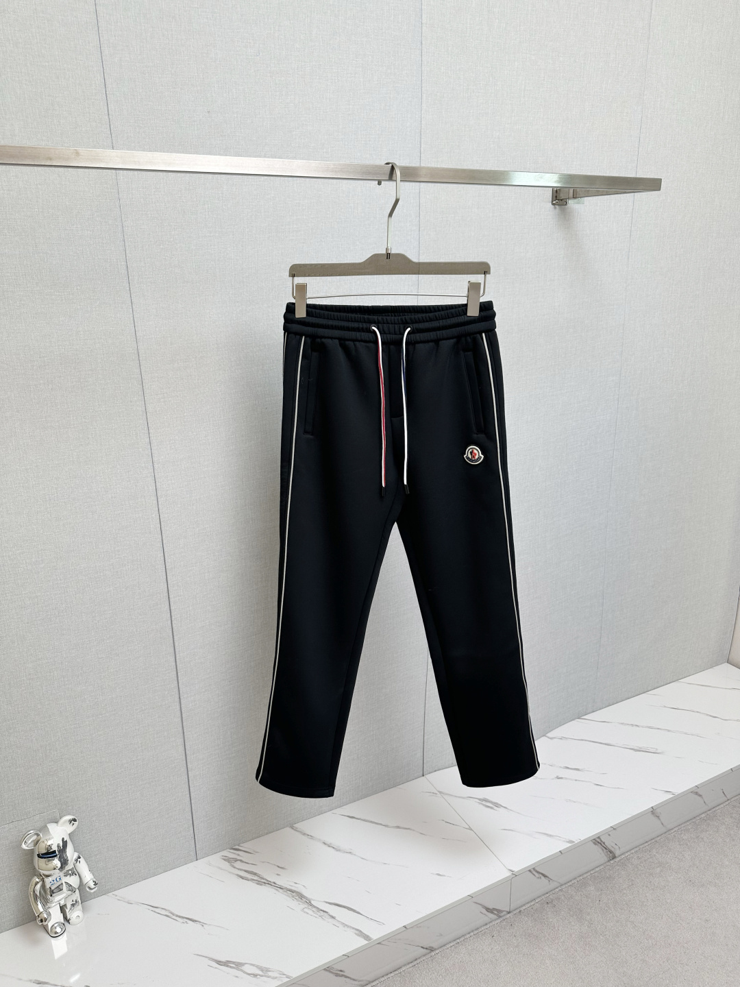 NO:653305,MO Mengkou 2025 autumn and winter super hot casual pants are made of European imported fabrics, which are soft, comfortable and textured. The original hardware accessories are very cool, the details are exquisite, the upper body effect is super amazing, and they are trendy and versatile. Made with exquisite craftsmanship from Shangxuan fabrics, it shows the excellent and high-end style. A must-have style!  Definitely one worth owning!  Size M-4XL,,Moncler,alexander wang19860909MO蒙口 2025秋冬超火休闲裤,选用欧洲进口面料,柔软舒适有质感,原版五金配件,非常炫酷,细节处理精致,上身效果超级无敌赞,潮流百搭.尚选面料匠心而制 彰显卓越臻品风范 必备款式！绝对值得拥有的一条！尺码M-4XL,,Moncler,alexander wang,Men's clothing