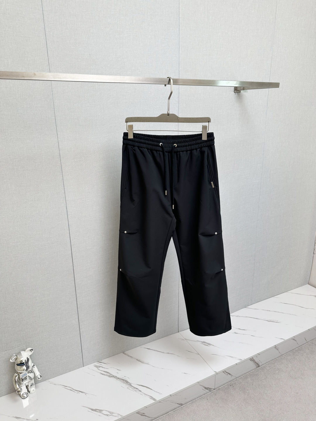 NO:653320,BALE 2025 autumn and winter super hot casual pants are made of European imported fabrics, which are soft, comfortable and textured. The original hardware accessories are very cool, the details are exquisite, the upper body effect is super amazing, and the trend is versatile. The fabrics are carefully selected to show the outstanding style. A must-have style!  Definitely one worth owning!  Size M-3XL,,balenciaga,alexander wang19860909BALE 2025秋冬超火休闲裤,选用欧洲进口面料,柔软舒适有质感,原版五金配件,非常炫酷,细节处理精致,上身效果超级无敌赞,潮流百搭.尚选面料匠心而制 彰显卓越臻品风范 必备款式！绝对值得拥有的一条！尺码M-3XL,,balenciaga,alexander wang,Men's clothing