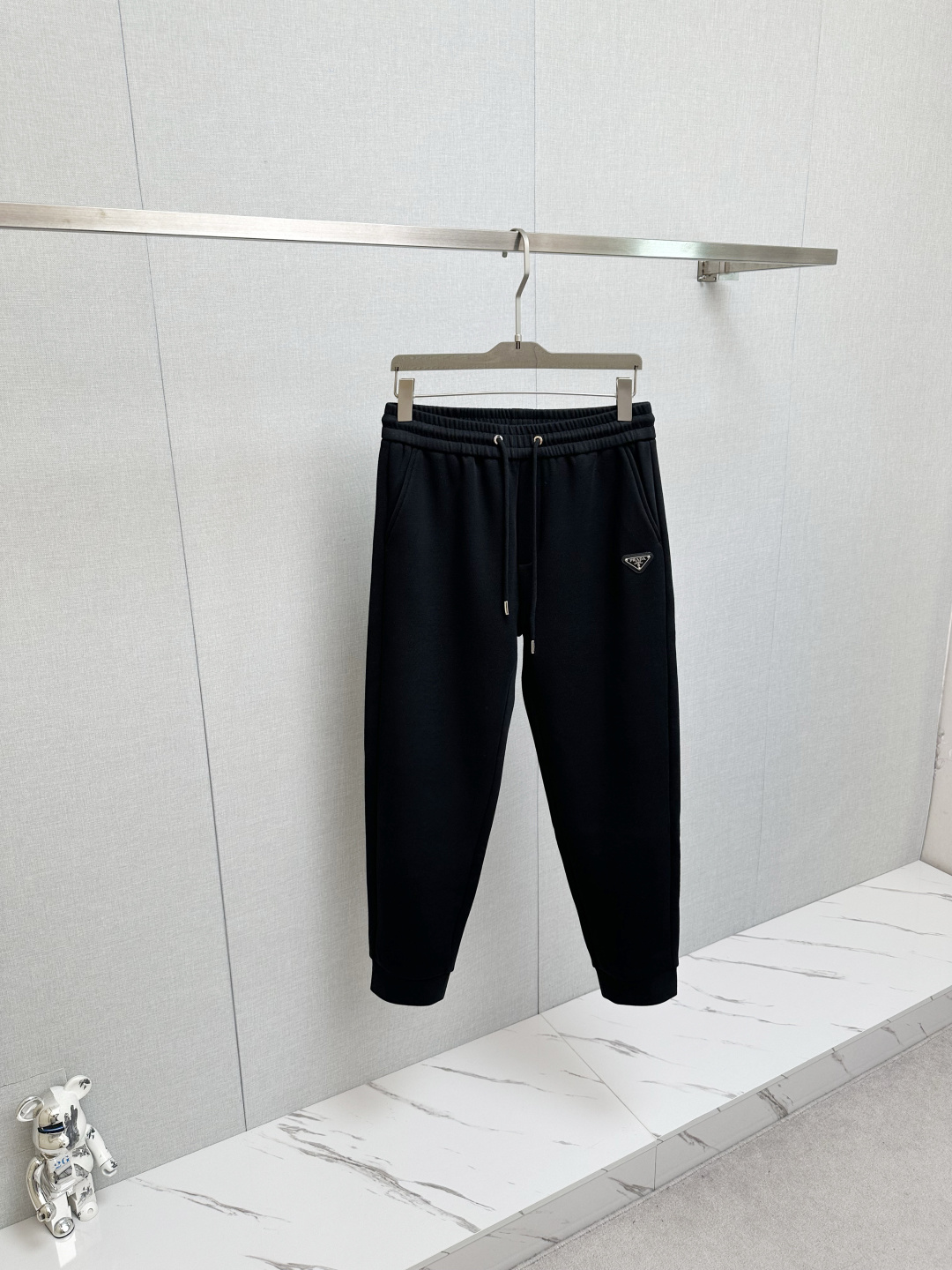 NO:653329,PRADA's 2025 autumn and winter super hot casual pants are made of imported European fabrics, which are soft, comfortable and textured. The original hardware accessories are very cool, the details are exquisite, the upper body effect is super amazing, and they are trendy and versatile. The fabrics are carefully selected to show the outstanding style. A must-have style!  Definitely one worth owning!  Size M-4XL,,prada,alexander wang19860909PRADA 2025秋冬超火休闲裤,选用欧洲进口面料,柔软舒适有质感,原版五金配件,非常炫酷,细节处理精致,上身效果超级无敌赞,潮流百搭.尚选面料匠心而制 彰显卓越臻品风范 必备款式！绝对值得拥有的一条！尺码M-4XL,,prada,alexander wang,Men's clothing